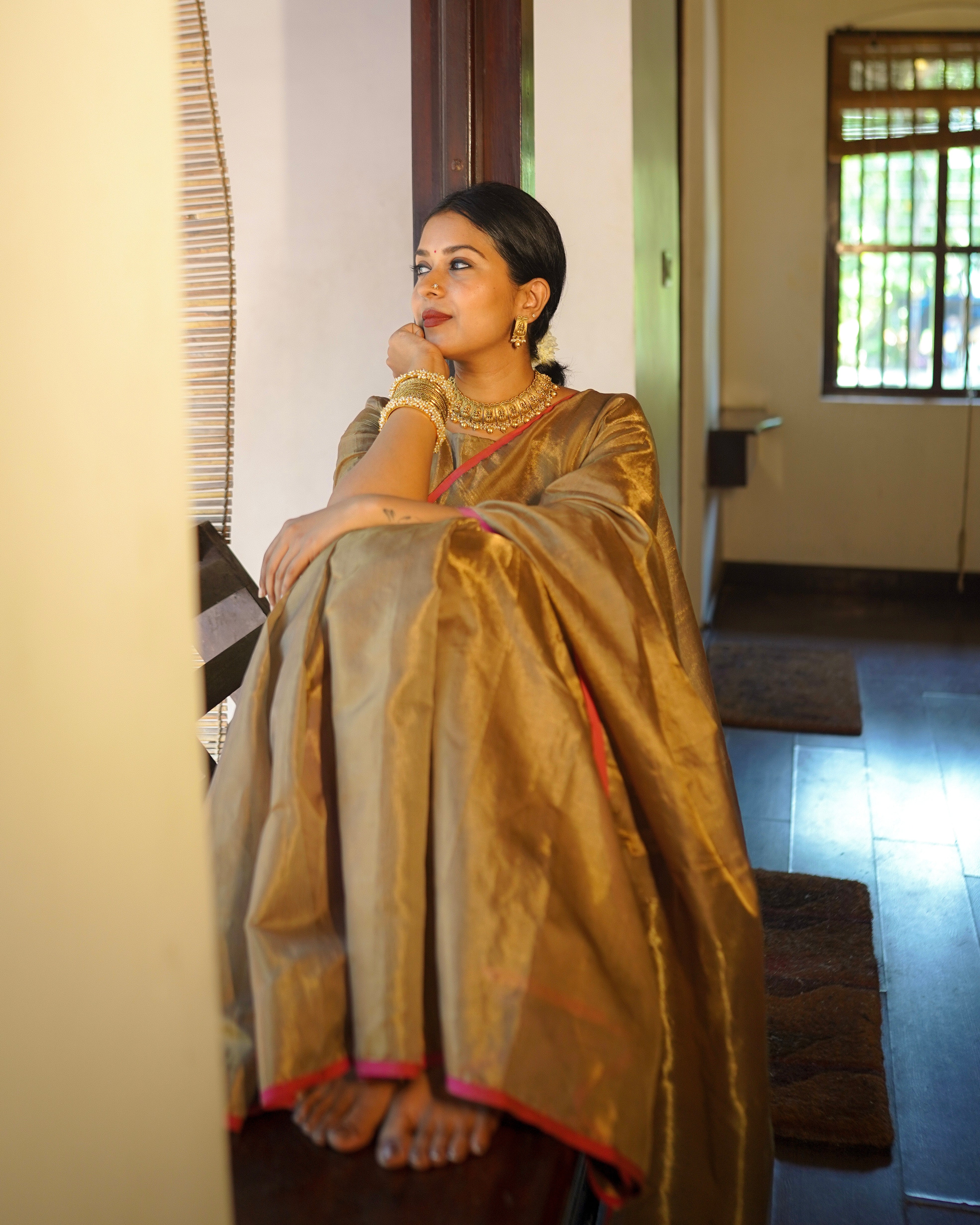 Antique gold & pink maheshwari tissue silk saree with zari lines on pallu - Image 12