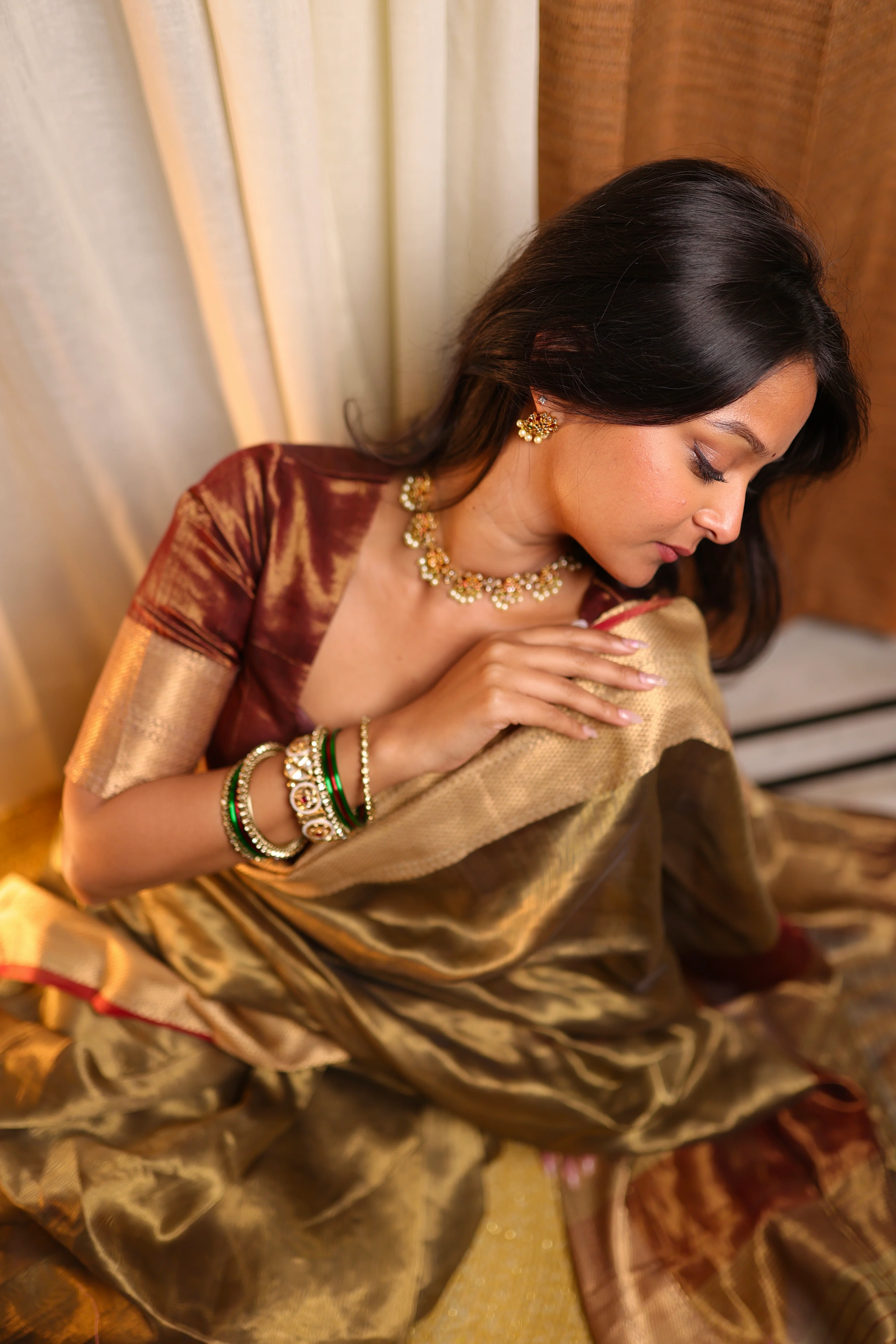 Antique Gold & Red Maheshwari Tissue Silk Saree with Zari Pattern on Pallu - Image 2