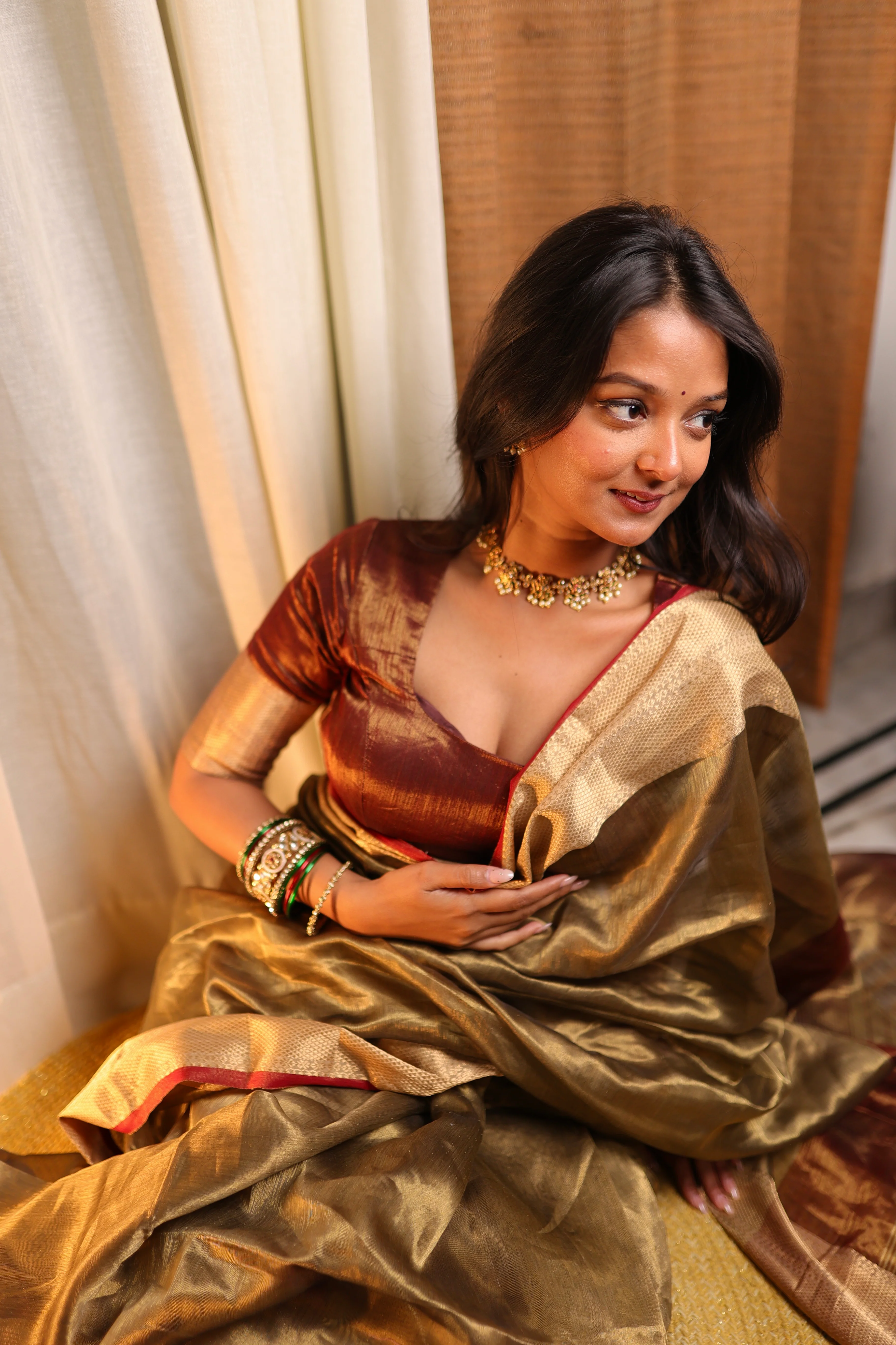 Antique Gold & Red Maheshwari Tissue Silk Saree with Zari Pattern on Pallu - Image 4