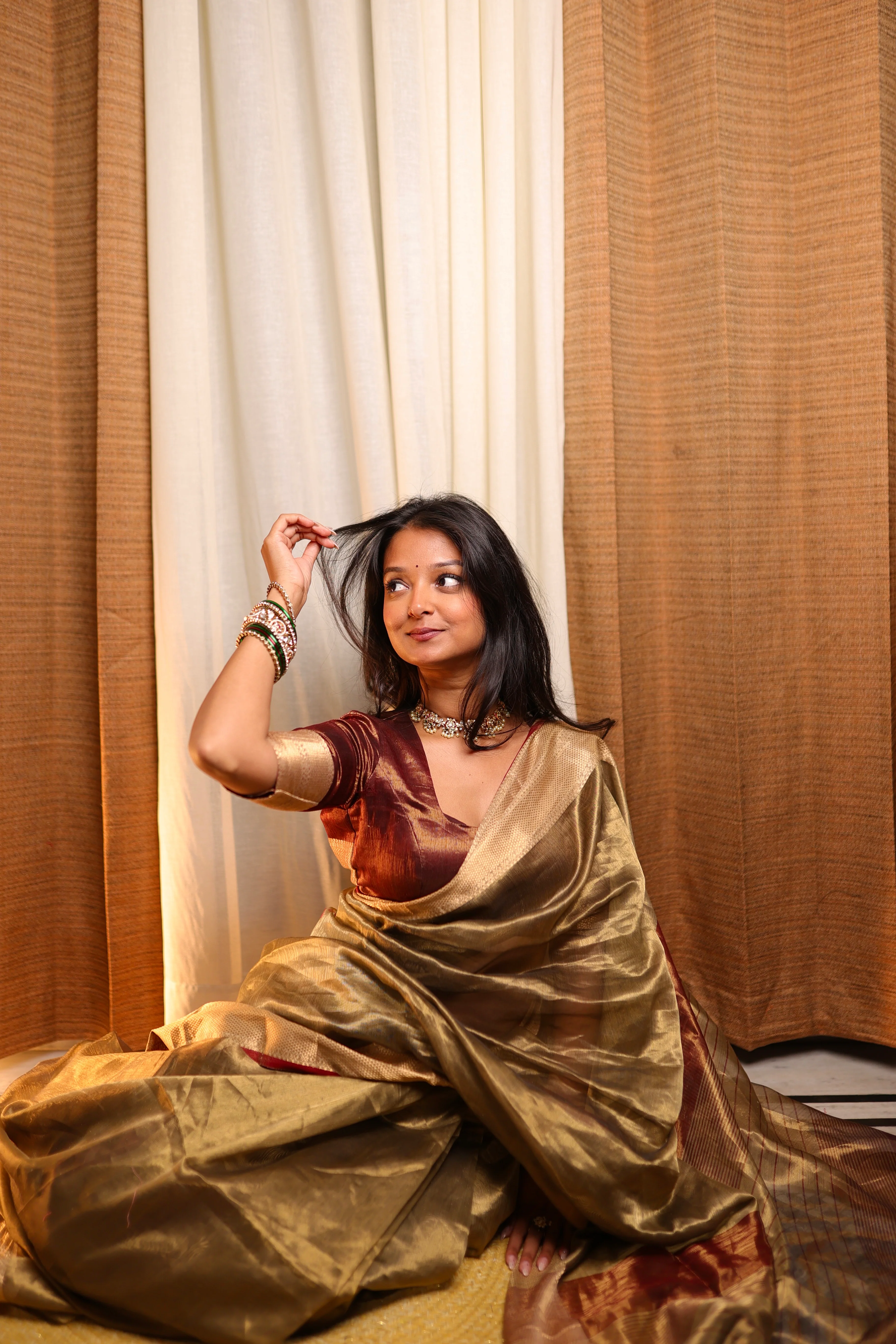 Antique Gold & Red Maheshwari Tissue Silk Saree with Zari Pattern on Pallu - Image 5