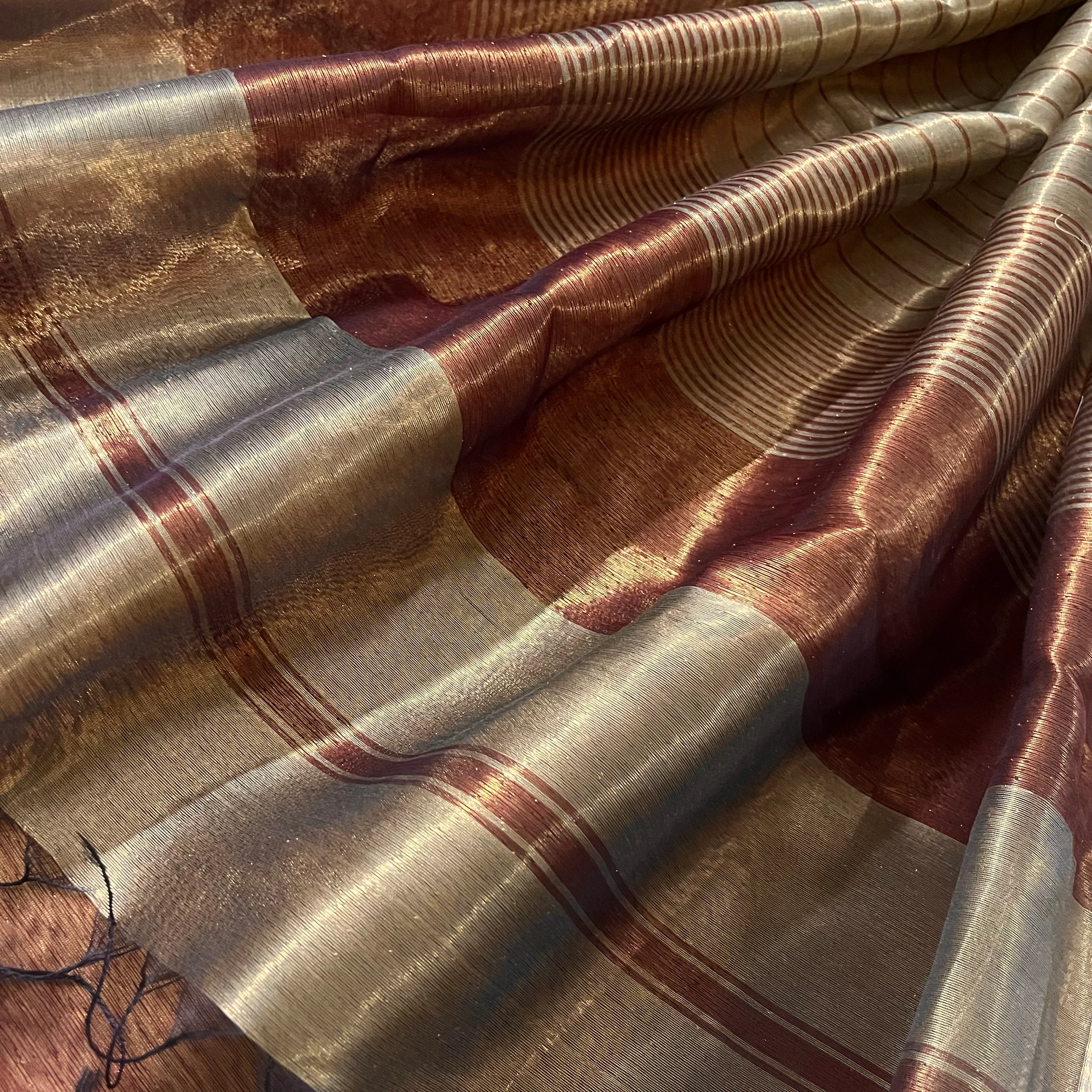 Antique Gold & Red Maheshwari Tissue Silk Saree with Zari Pattern on Pallu - Image 8