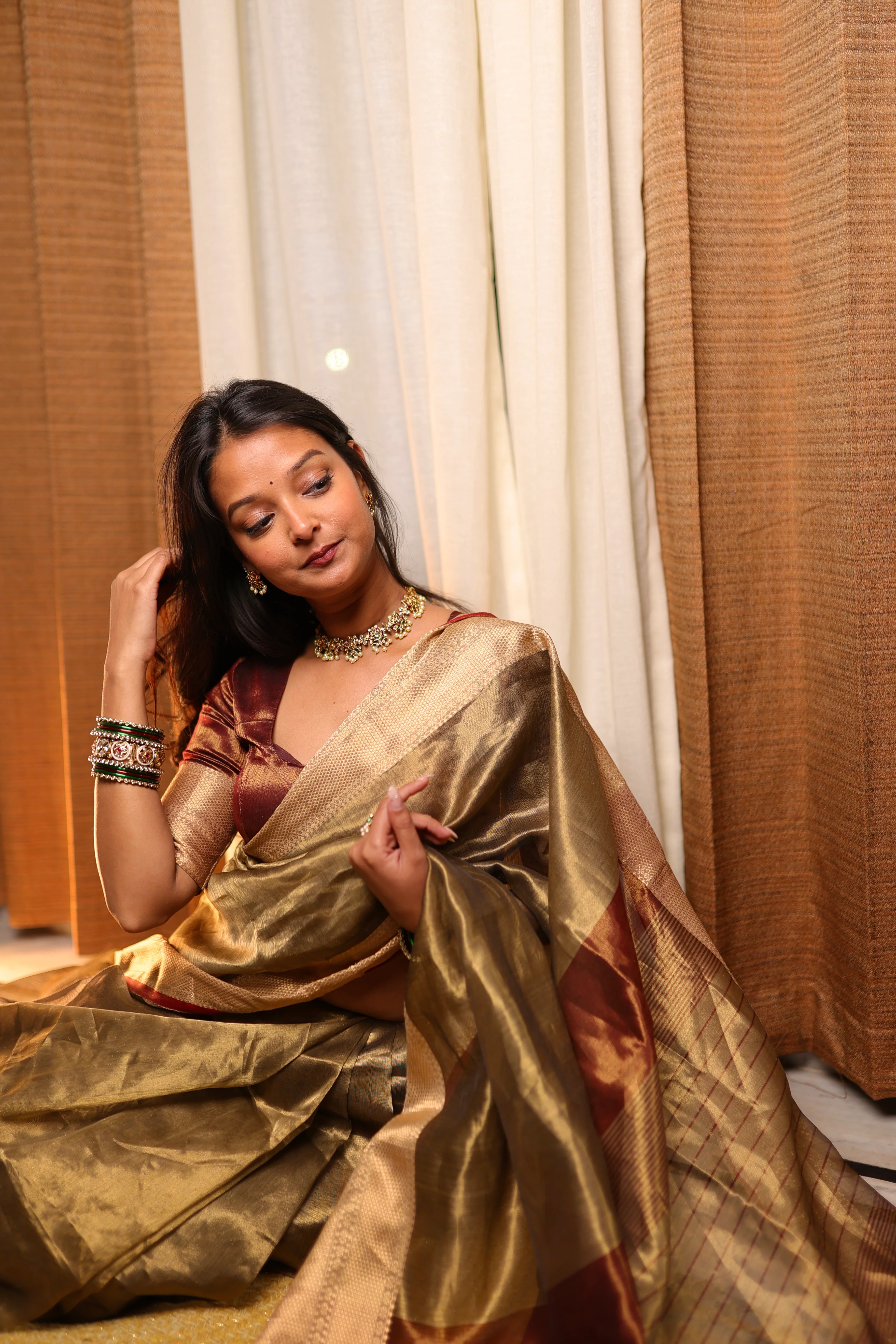 Antique Gold & Red Maheshwari Tissue Silk Saree with Zari Pattern on Pallu - Image 9