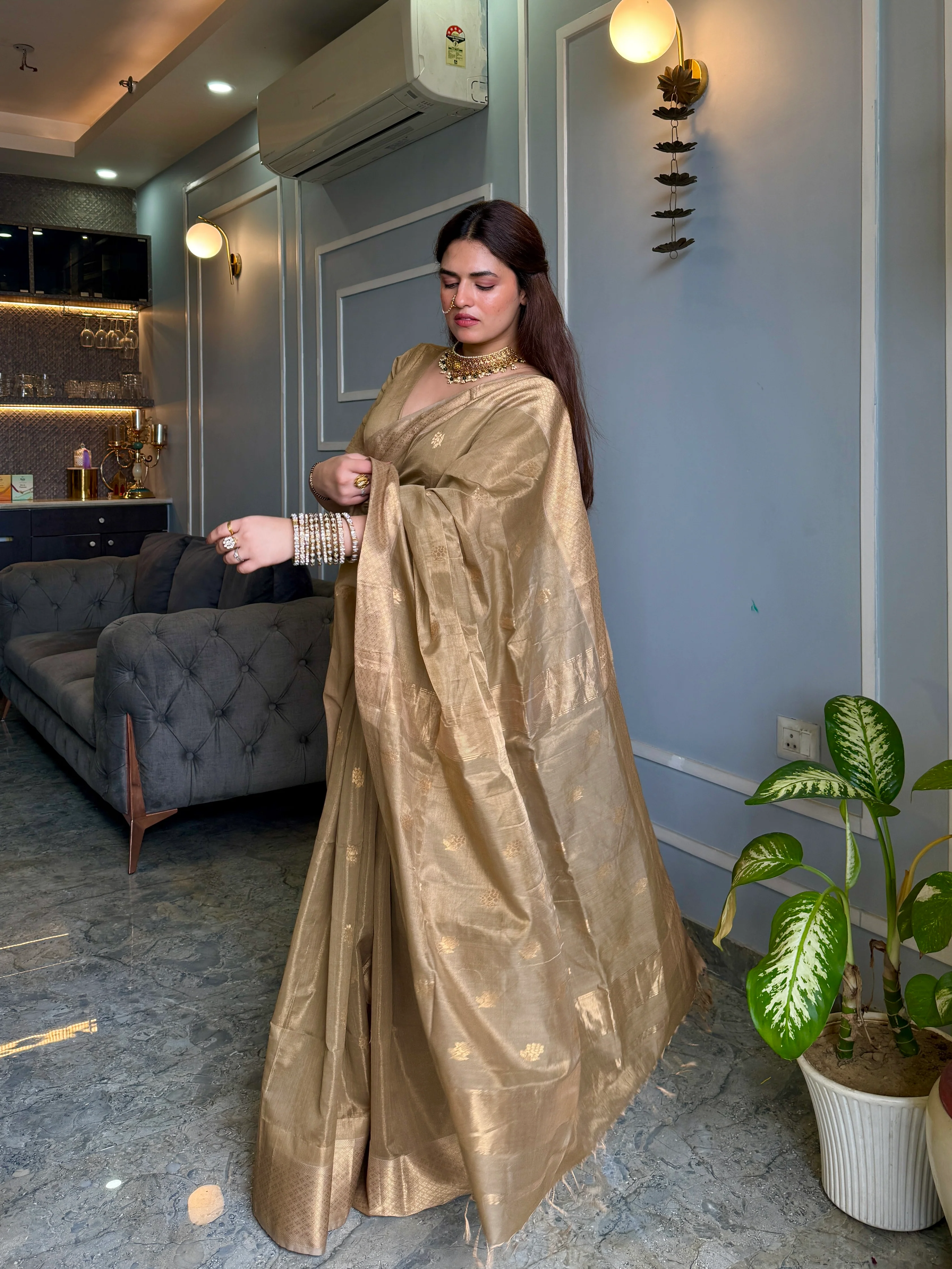 Antique gold maheshwari tissue silk saree with flower motifs all over - Image 17