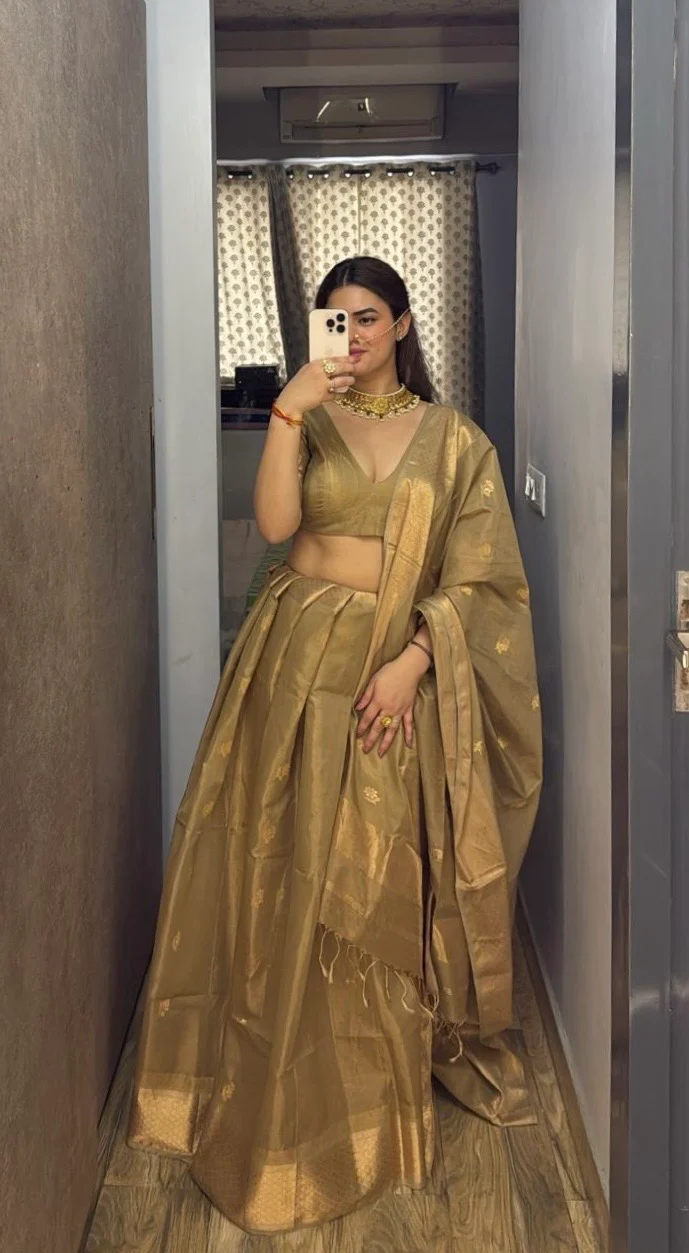 Antique gold maheshwari tissue silk saree with flower motifs all over - Image 3