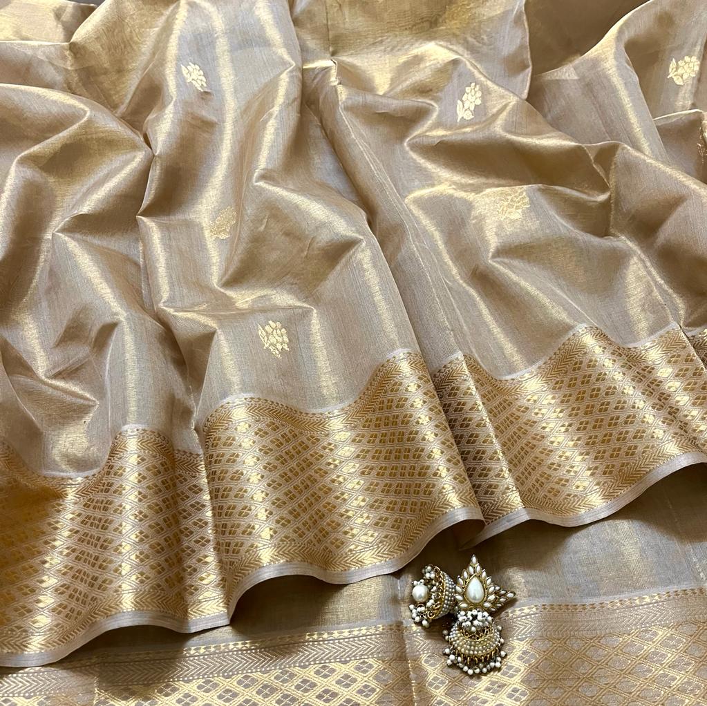 Antique gold maheshwari tissue silk saree with flower motifs all over - Image 4