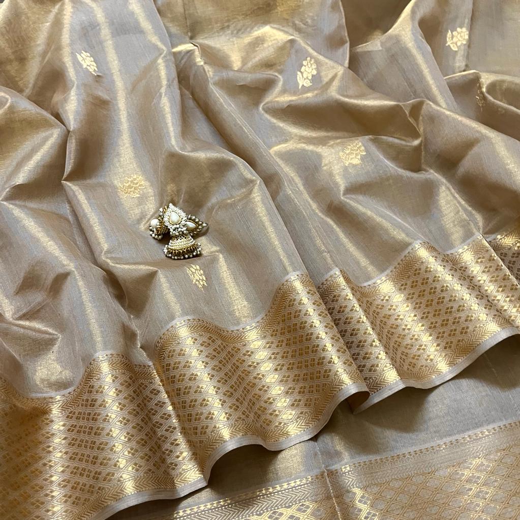 Antique gold maheshwari tissue silk saree with flower motifs all over - Image 7
