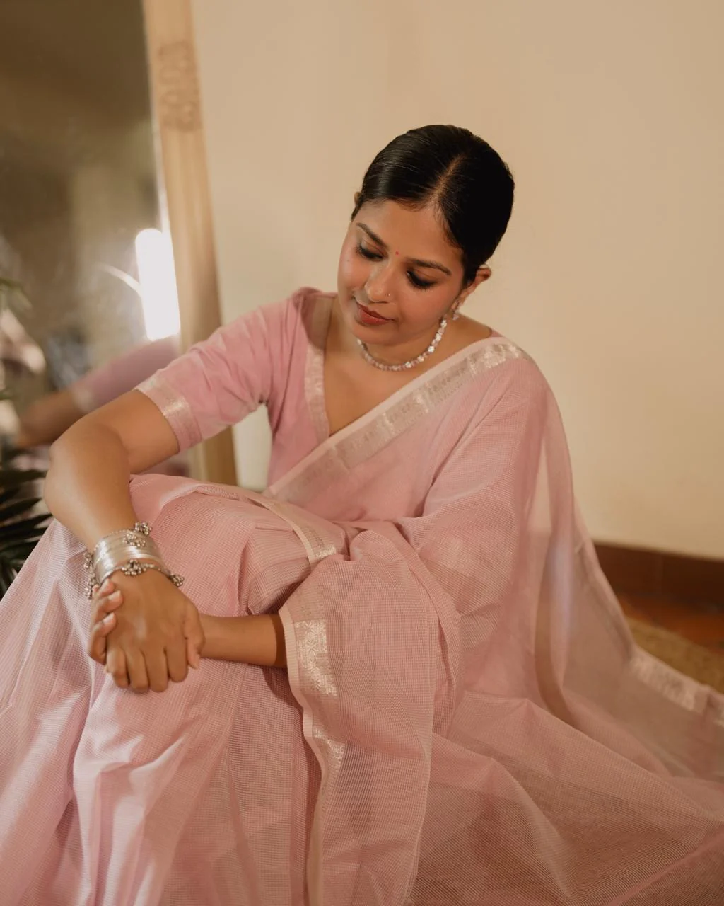 Baby pink Maheshwari saree with checks all over - Image 10