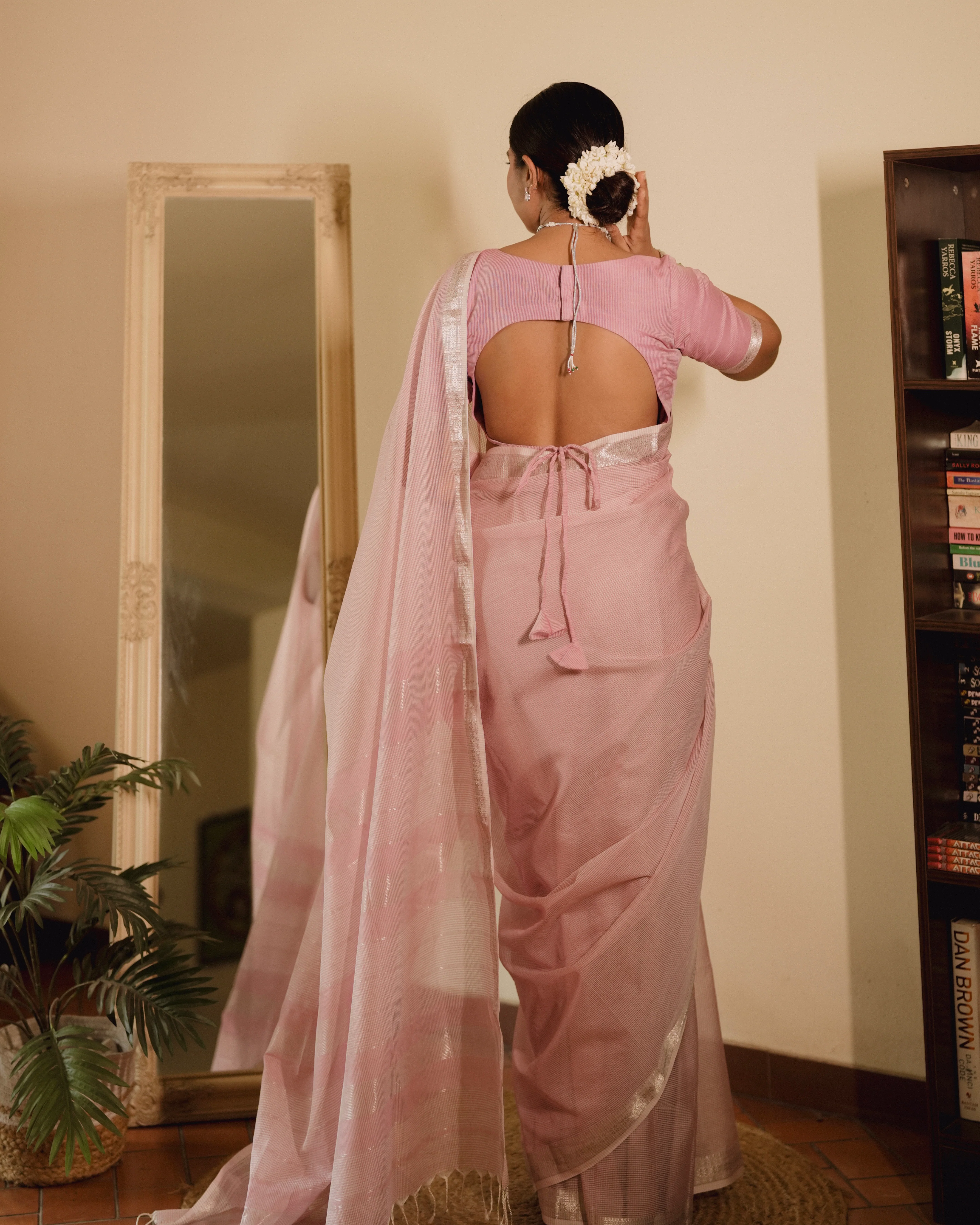 Baby pink Maheshwari saree with checks all over - Image 9