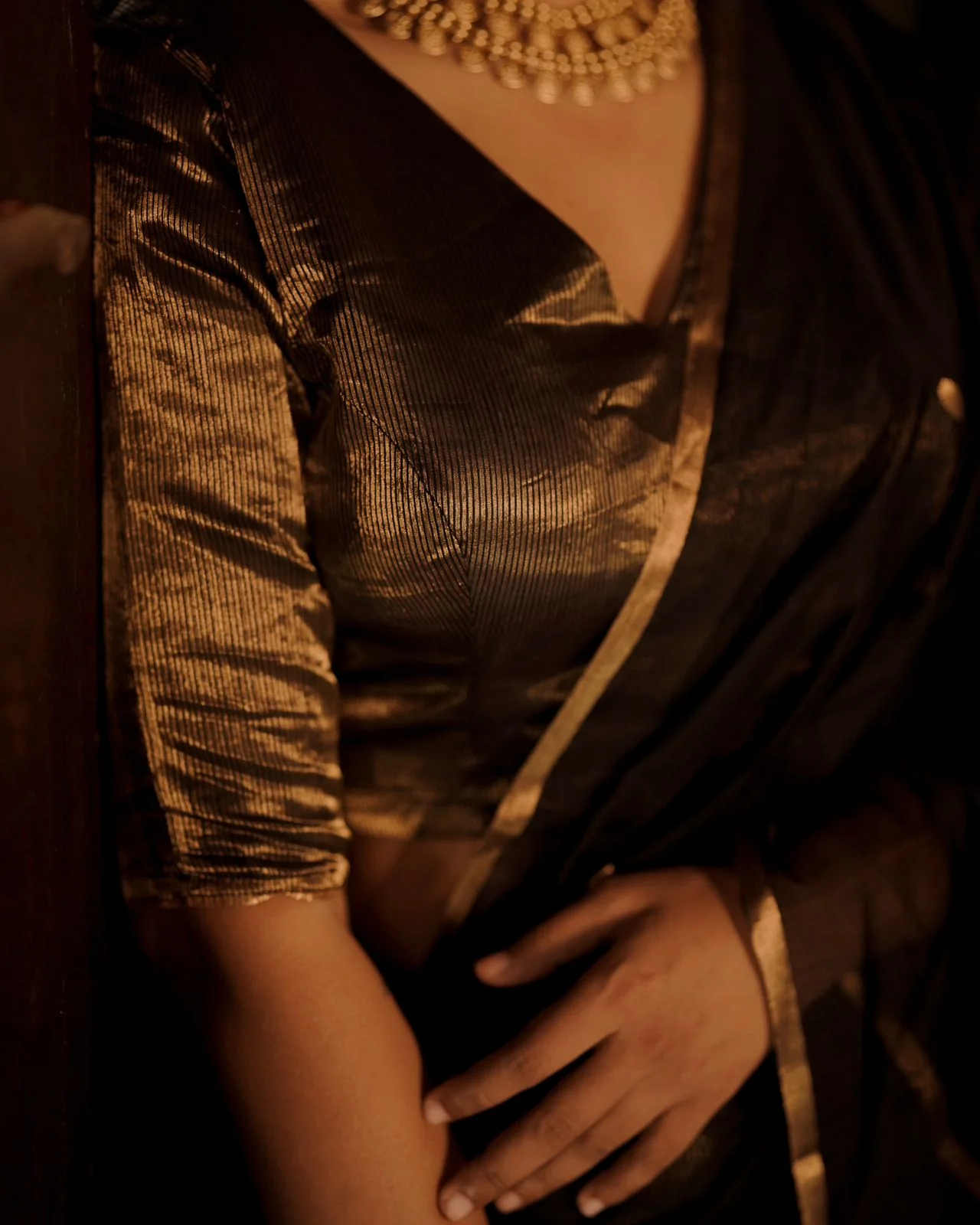 Black and gold maheshwari saree with zari bootis and zari lines all over - Image 10