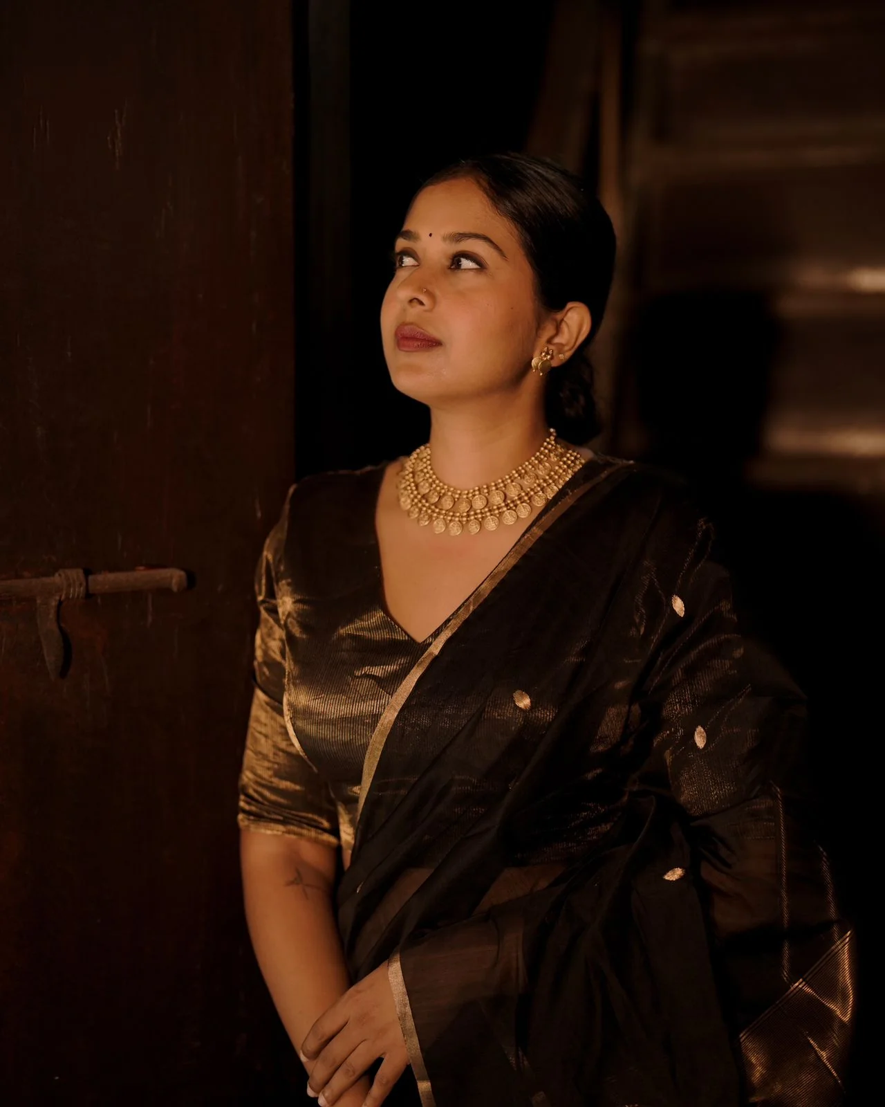 Black and gold maheshwari saree with zari bootis and zari lines all over - Image 11