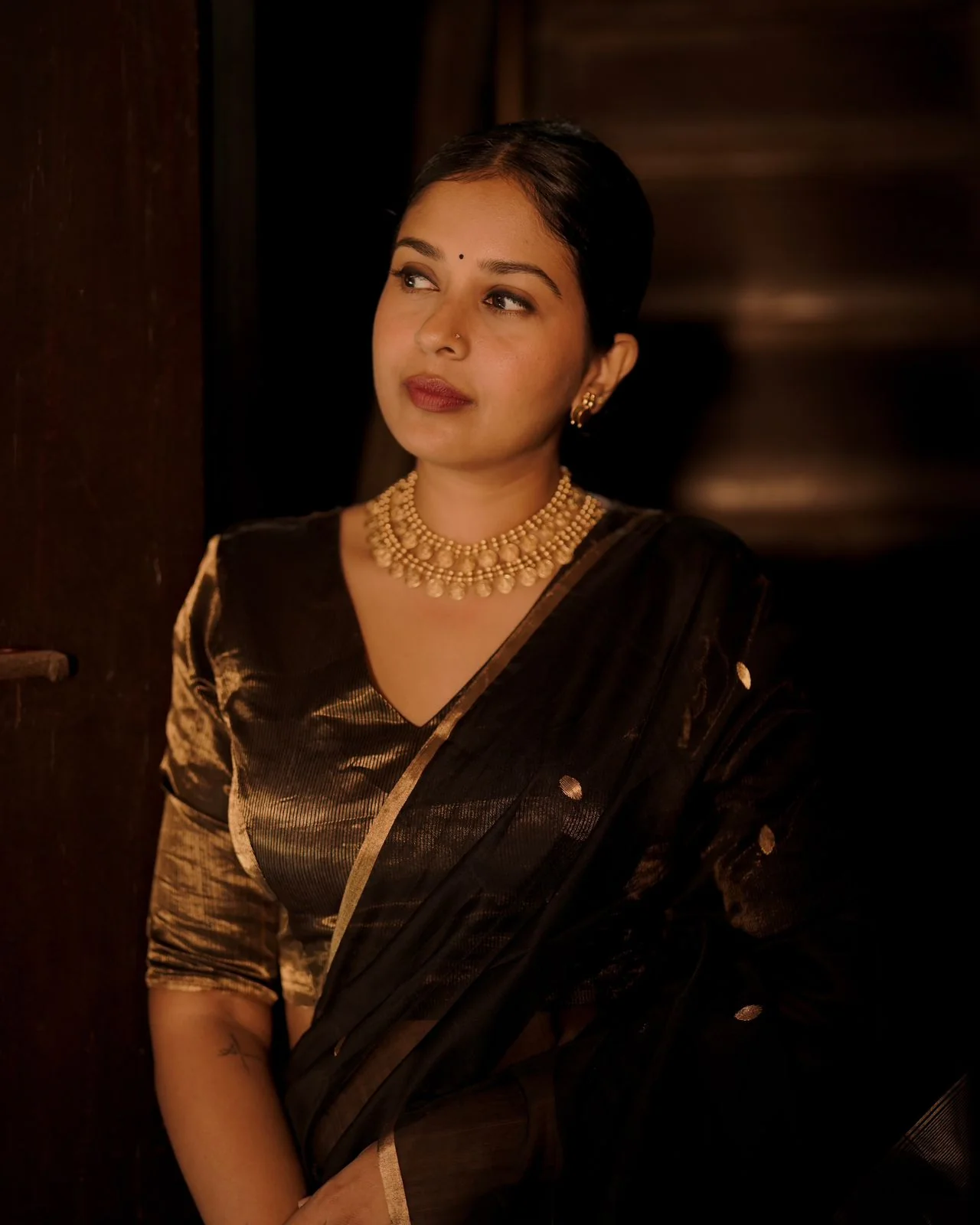 Black and gold maheshwari saree with zari bootis and zari lines all over - Image 12