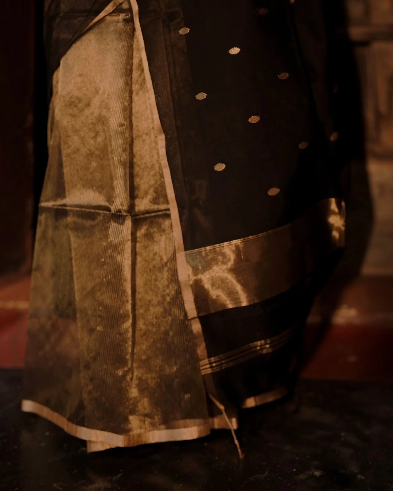 Black and gold maheshwari saree with zari bootis and zari lines all over - Image 13