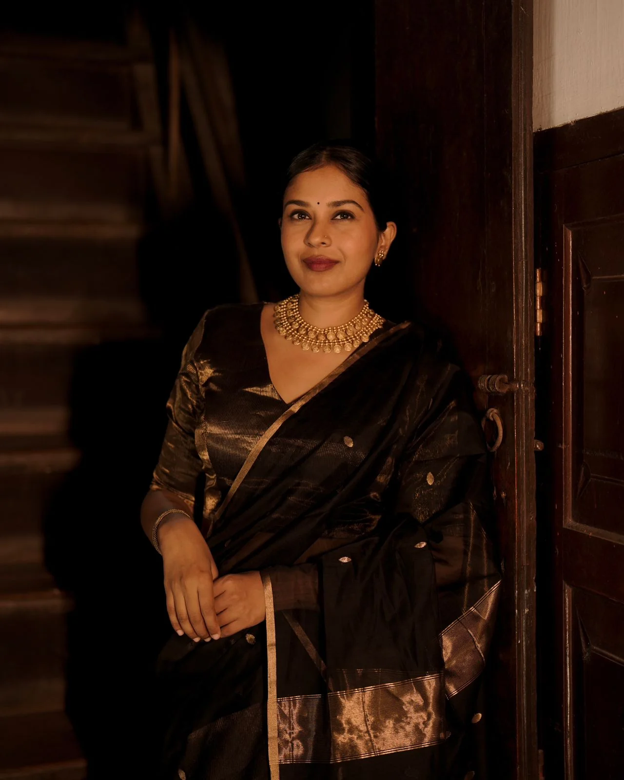 Black and gold maheshwari saree with zari bootis and zari lines all over - Image 14