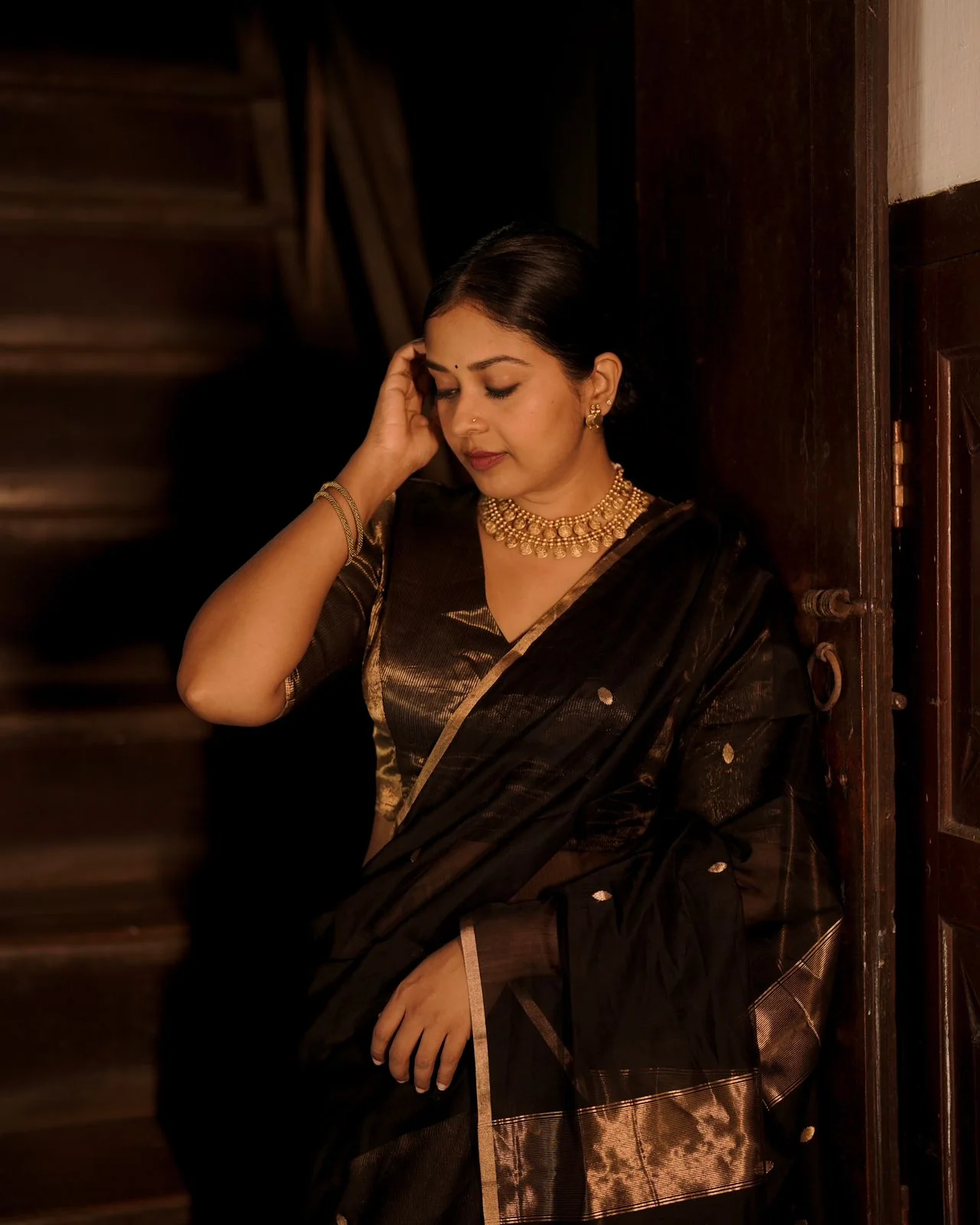 Black and gold maheshwari saree with zari bootis and zari lines all over - Image 16