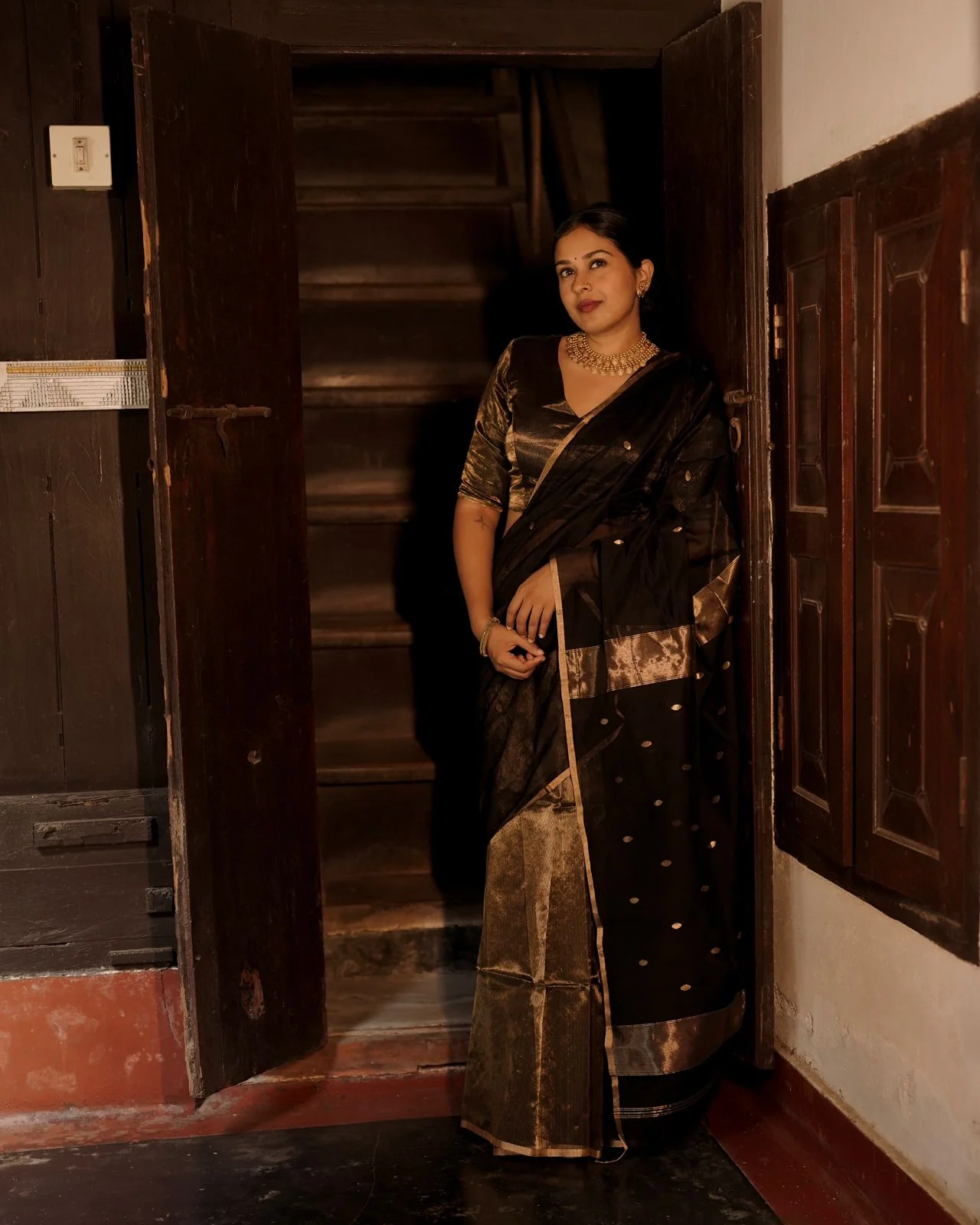 Black and gold maheshwari saree with zari bootis and zari lines all over - Image 17