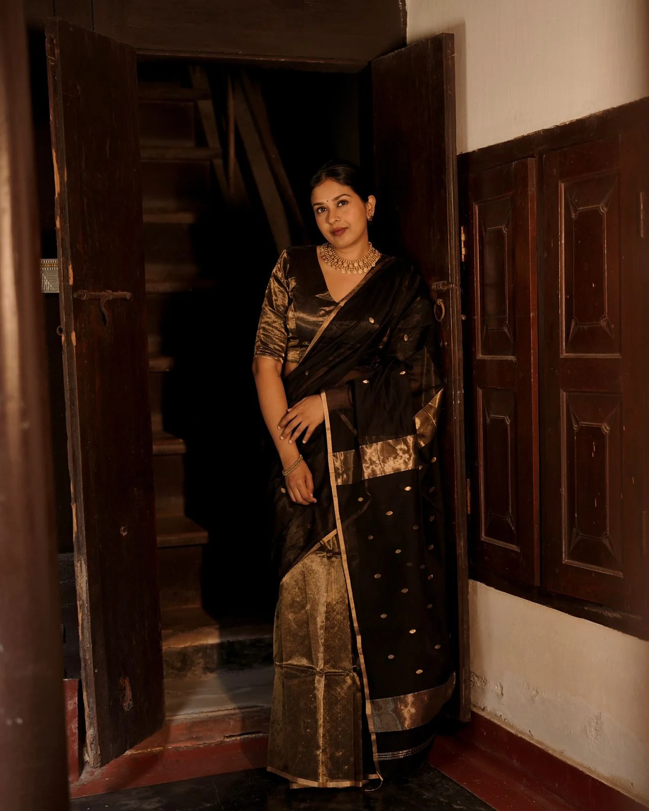 Black and gold maheshwari saree with zari bootis and zari lines all over - Image 19