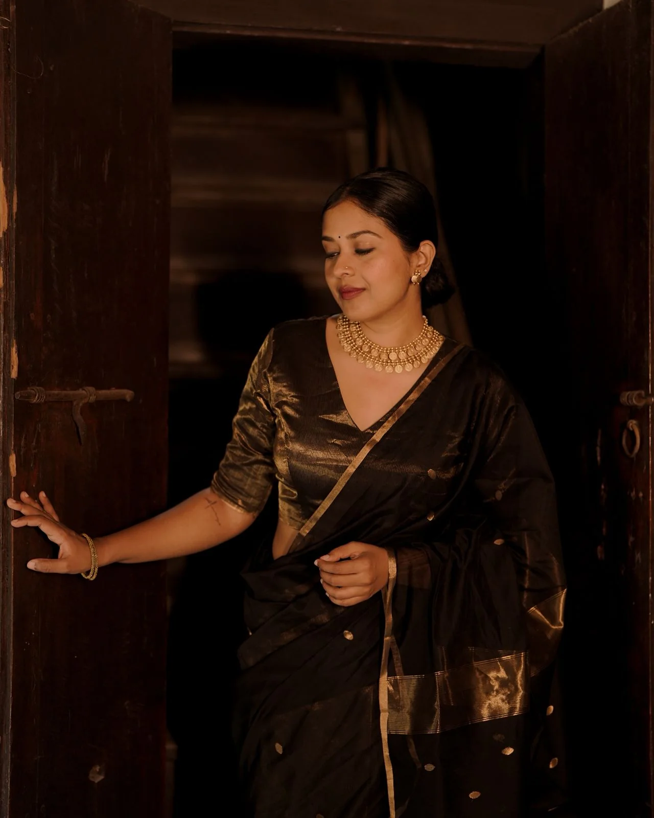Black and gold maheshwari saree with zari bootis and zari lines all over - Image 3