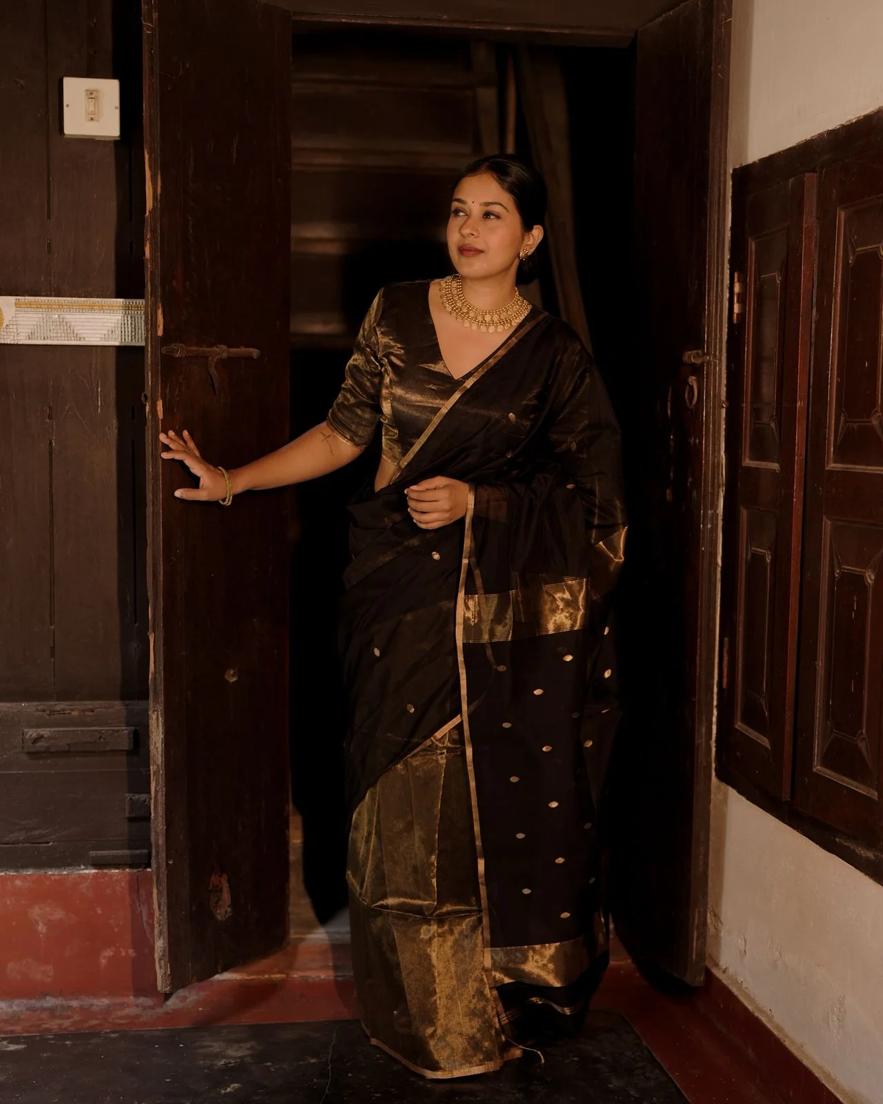 Black and gold maheshwari saree with zari bootis and zari lines all over - Image 4