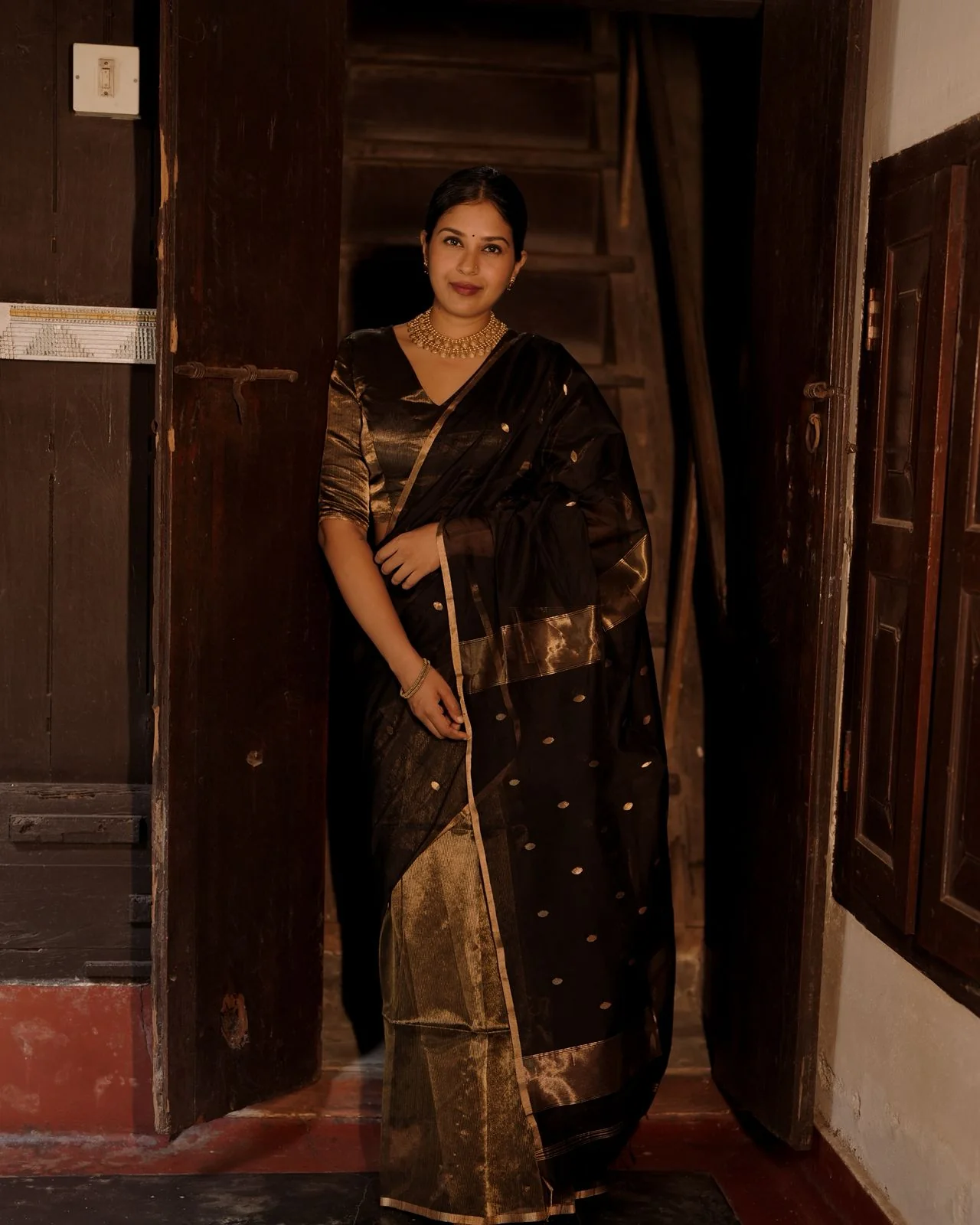 Black and gold maheshwari saree with zari bootis and zari lines all over - Image 5