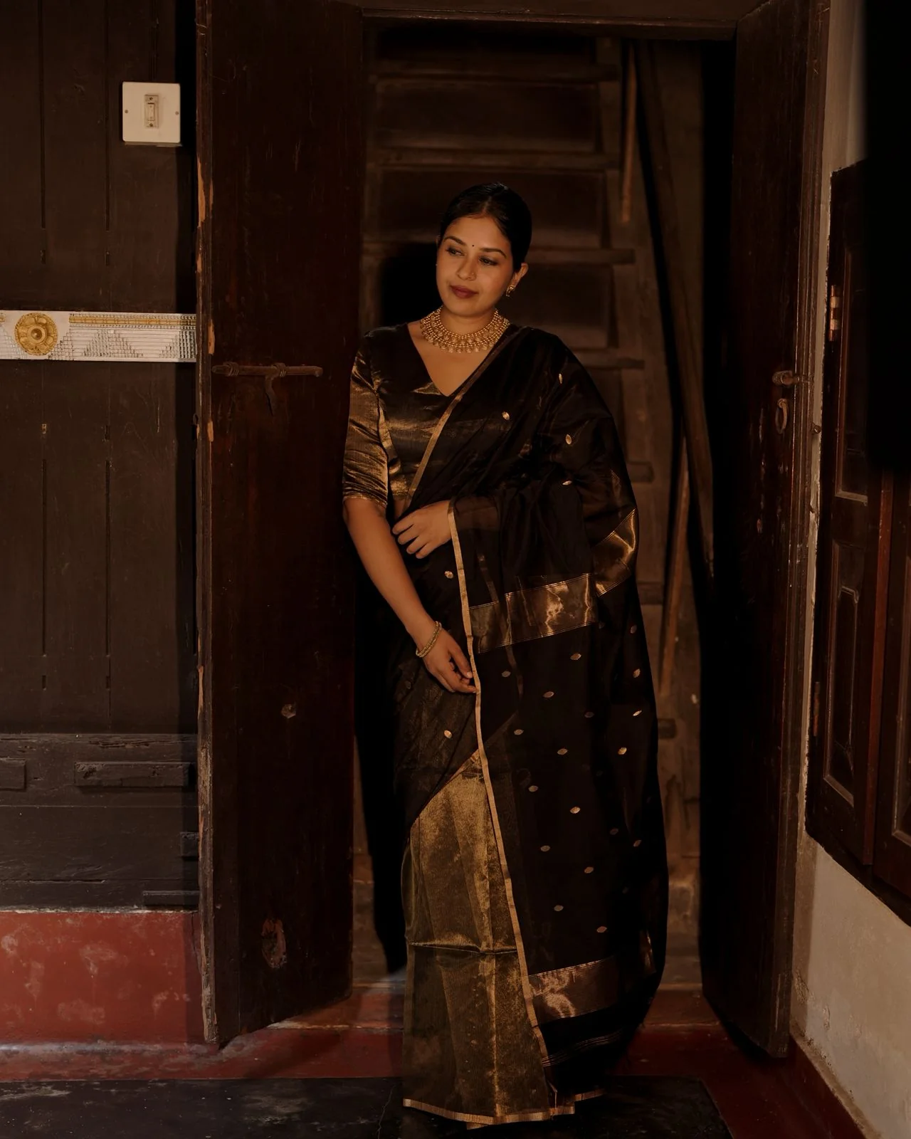 Black and gold maheshwari saree with zari bootis and zari lines all over - Image 6