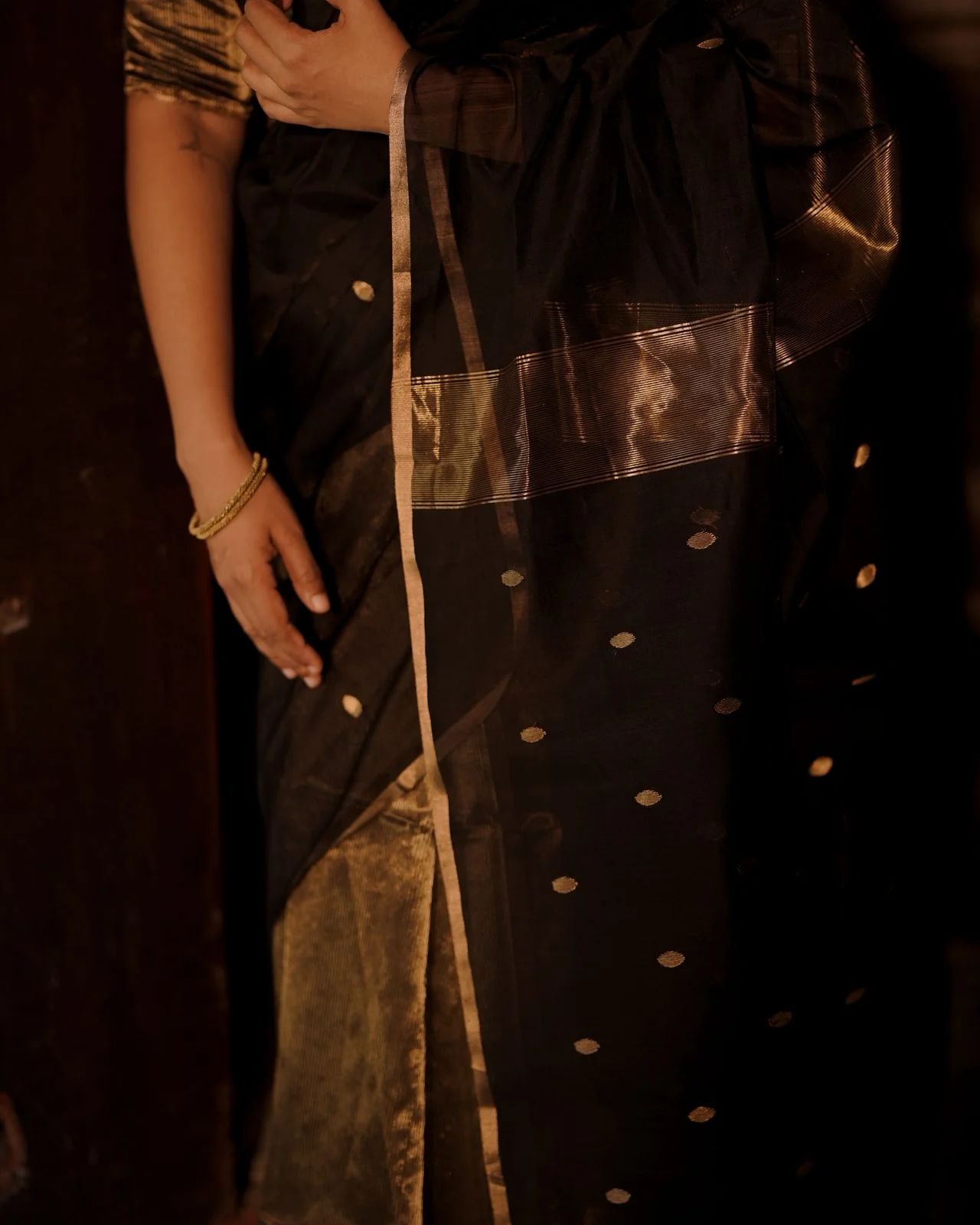 Black and gold maheshwari saree with zari bootis and zari lines all over - Image 7