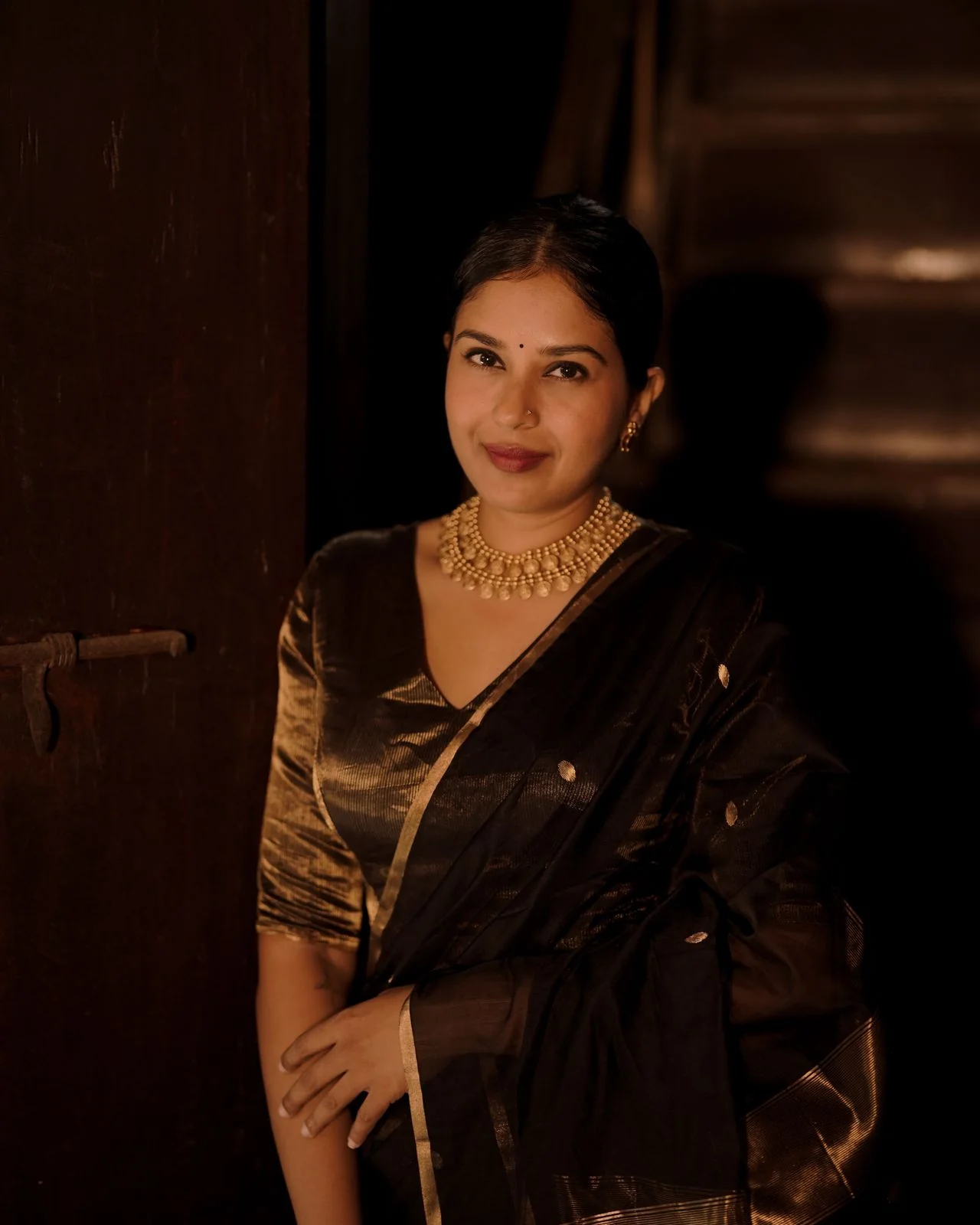 Black and gold maheshwari saree with zari bootis and zari lines all over - Image 8