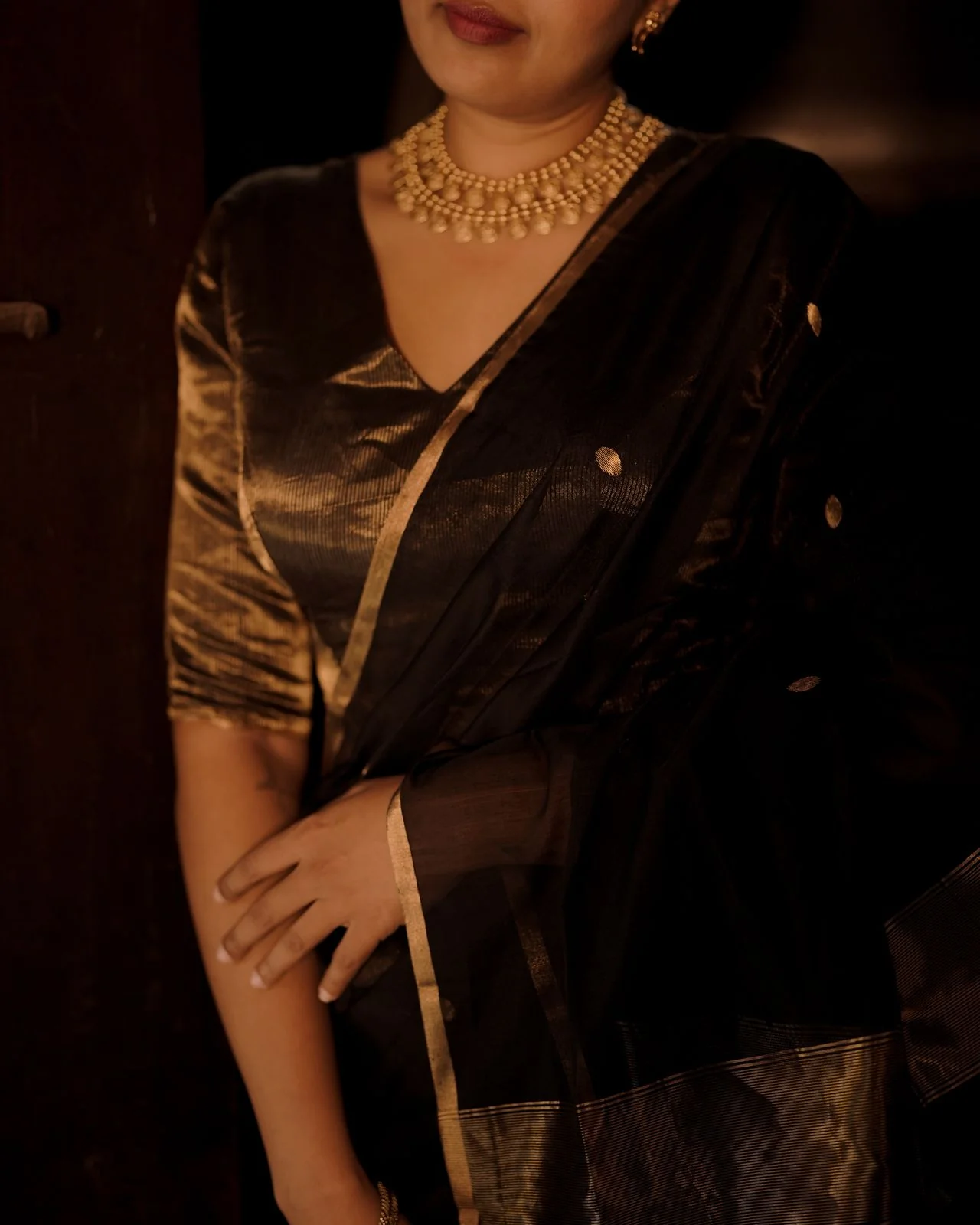 Black and gold maheshwari saree with zari bootis and zari lines all over - Image 9