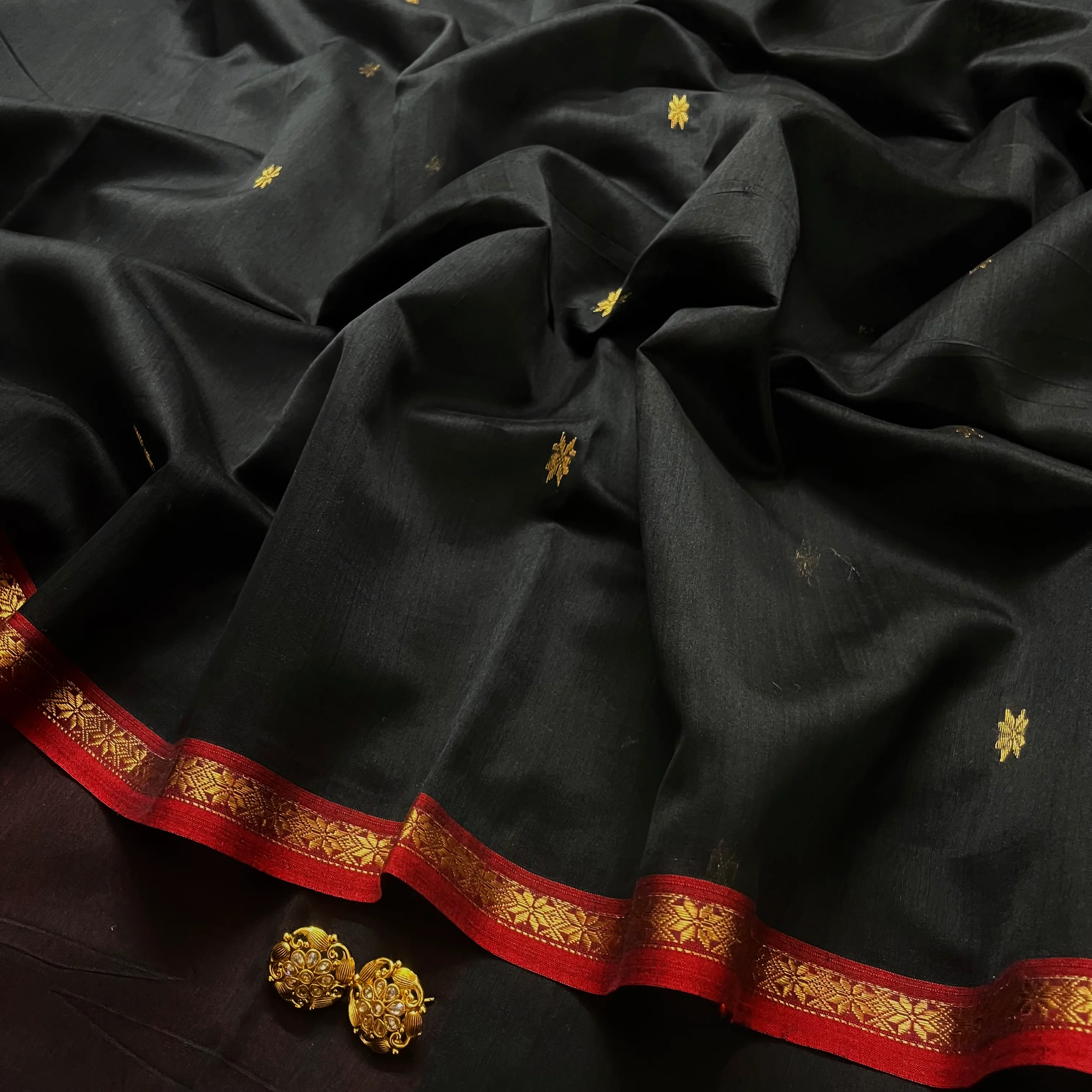 Black and maroon Maheshwari saree with flower bootis all over - Image 3
