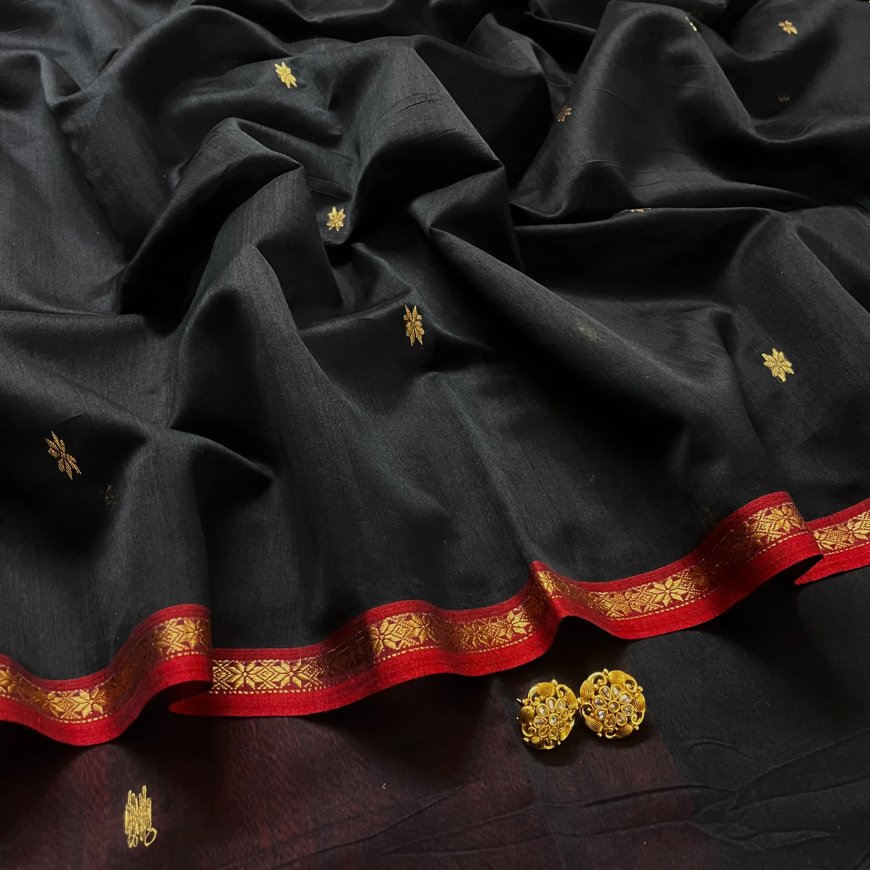 Black and maroon Maheshwari saree with flower bootis all over - Image 4