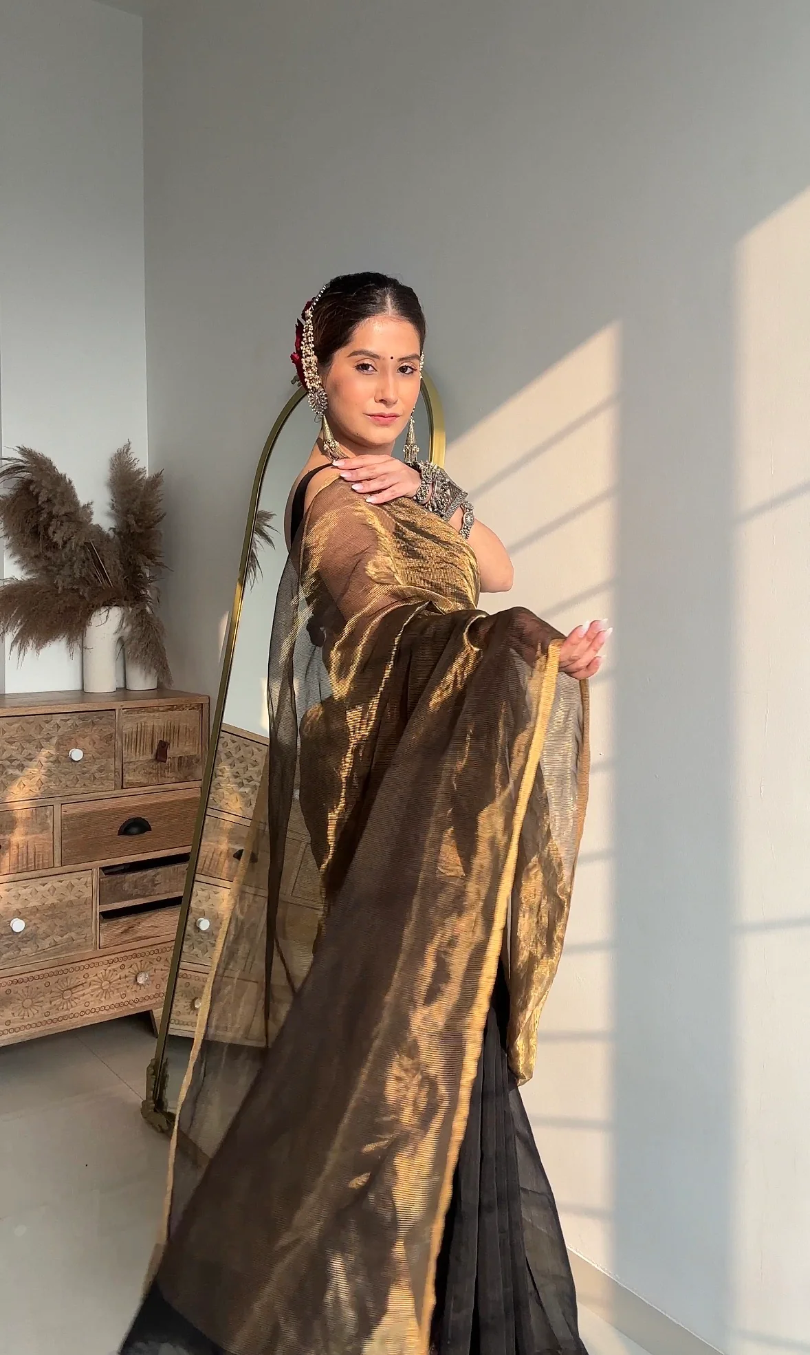 Black & Gold Maheshwari Saree with Zari Border - Image 4