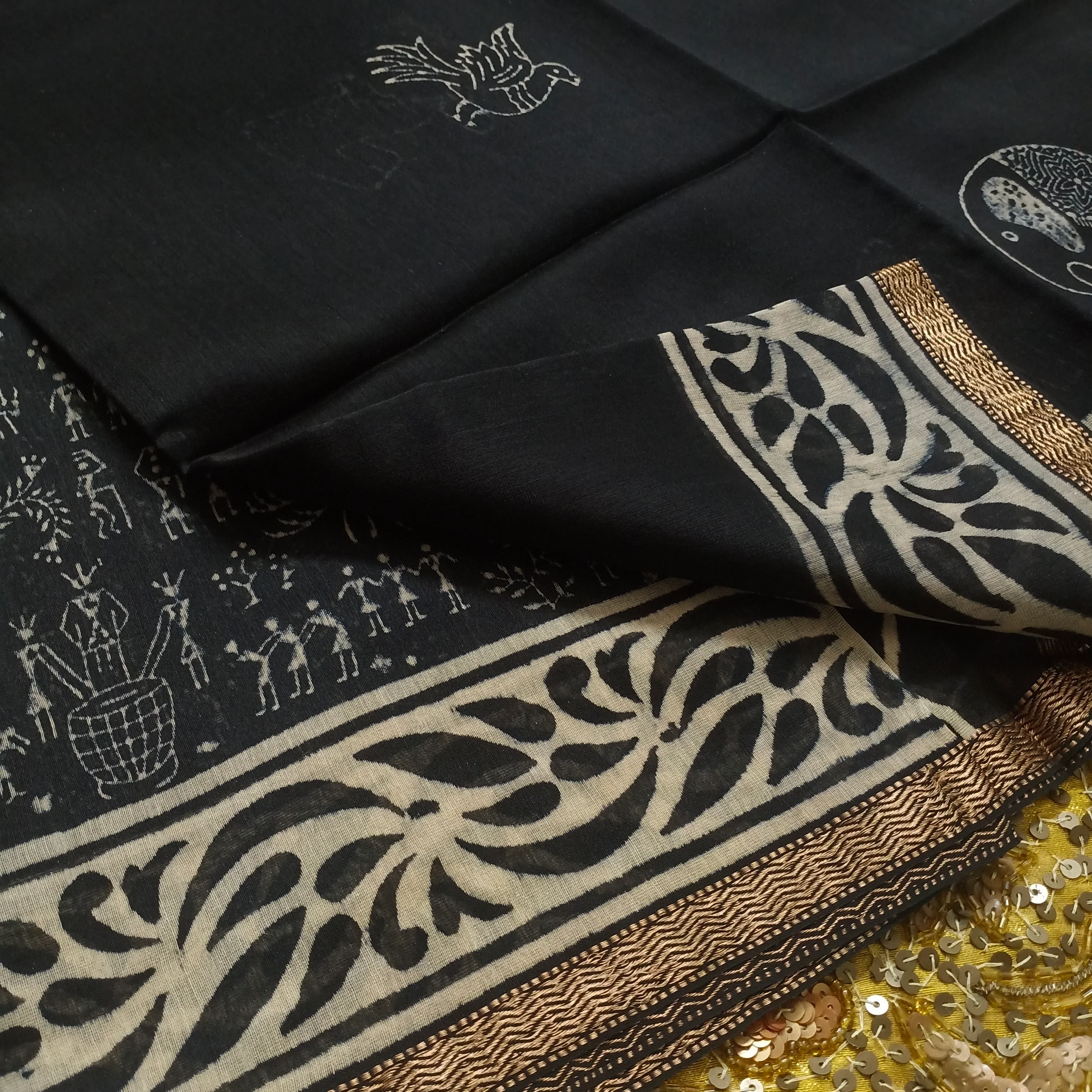Black maheshwari dupatta with block print all over - Image 10
