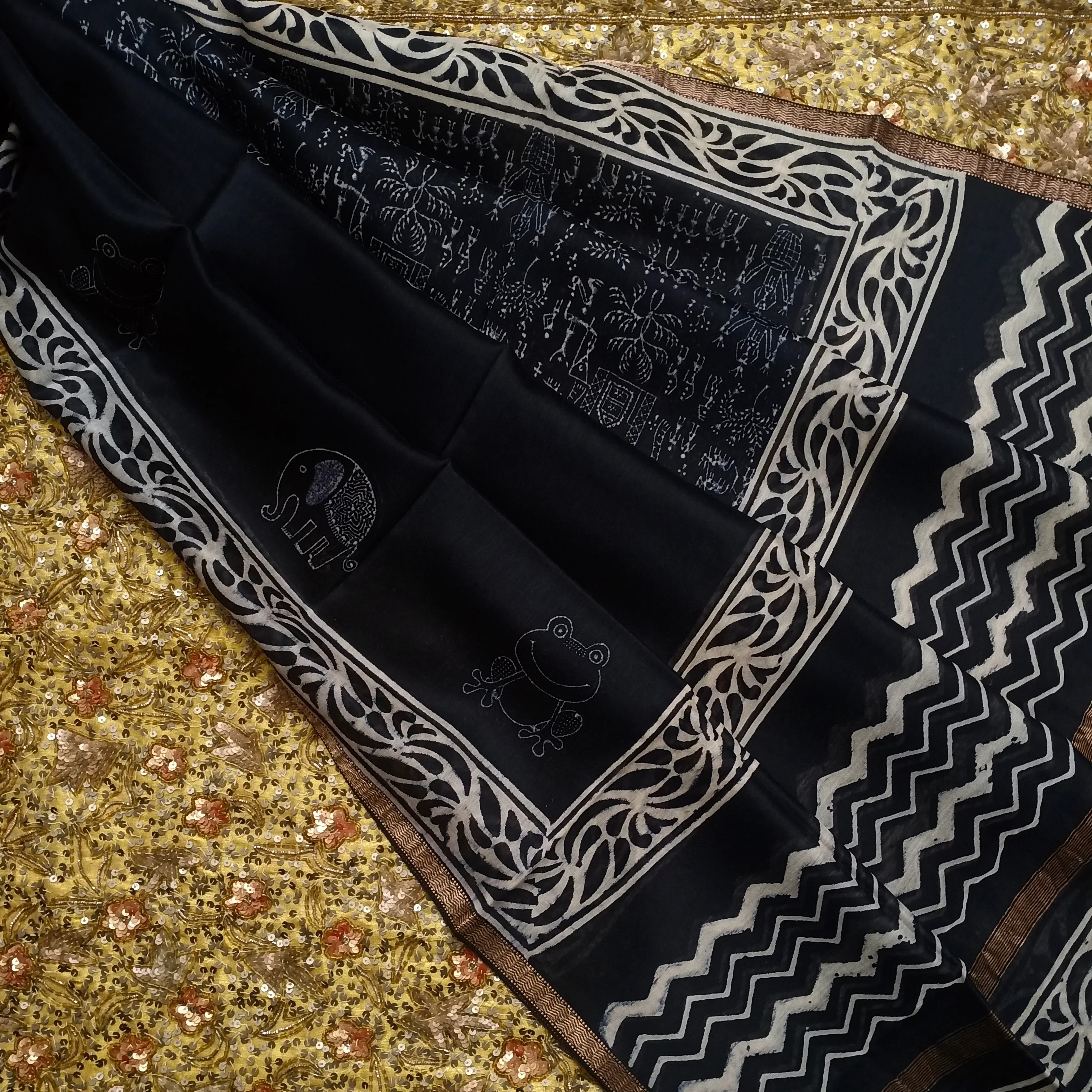 Black maheshwari dupatta with block print all over - Image 5