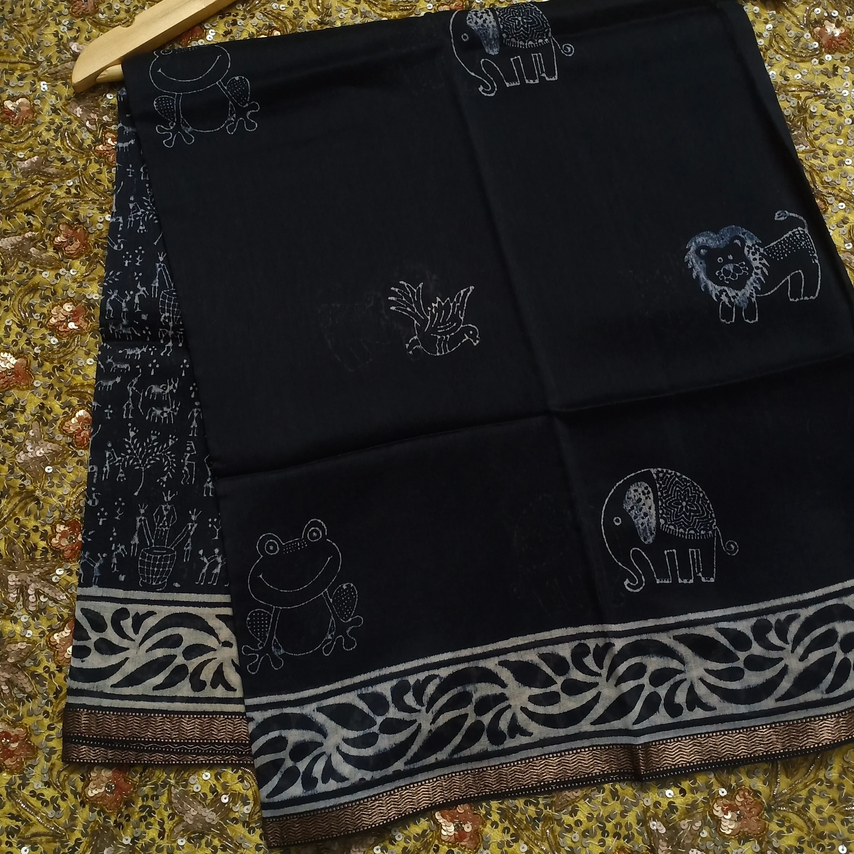 Black maheshwari dupatta with block print all over - Image 9