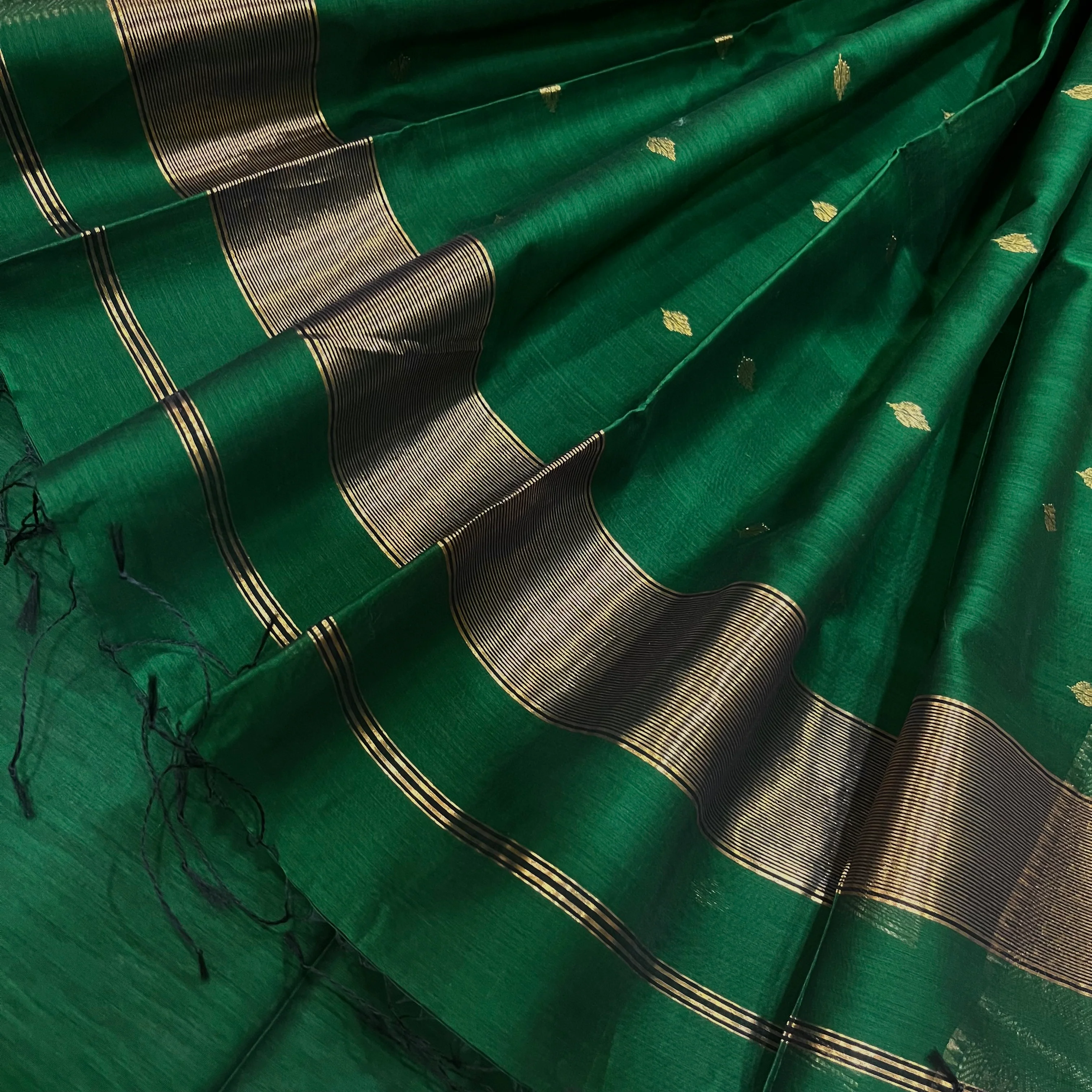 Bottle green Maheshwari saree with zari bootis and zari border - Image 2