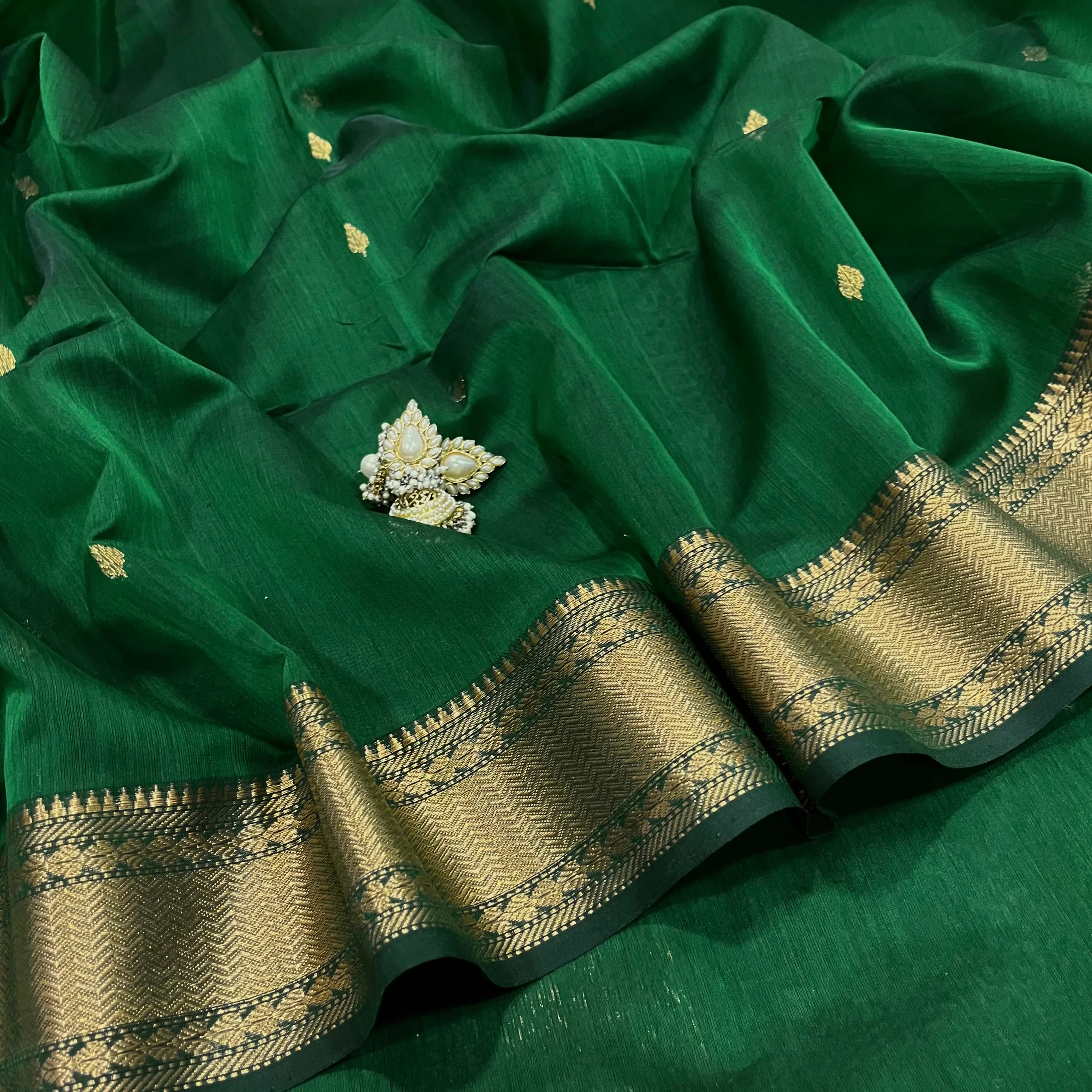 Bottle green Maheshwari saree with zari bootis and zari border - Image 5