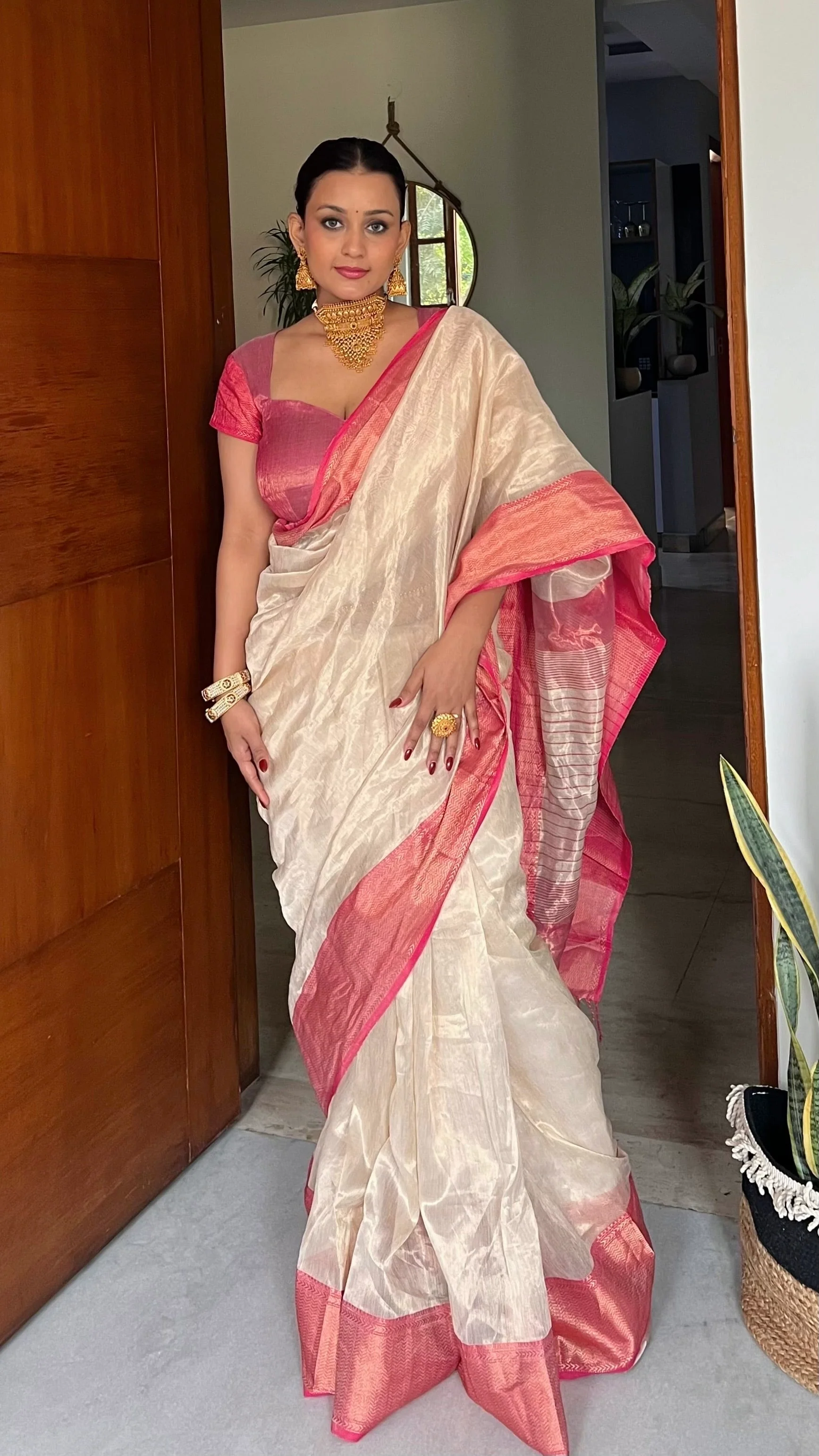 Champagne gold and pink maheshwari tissue silk saree - Image 14