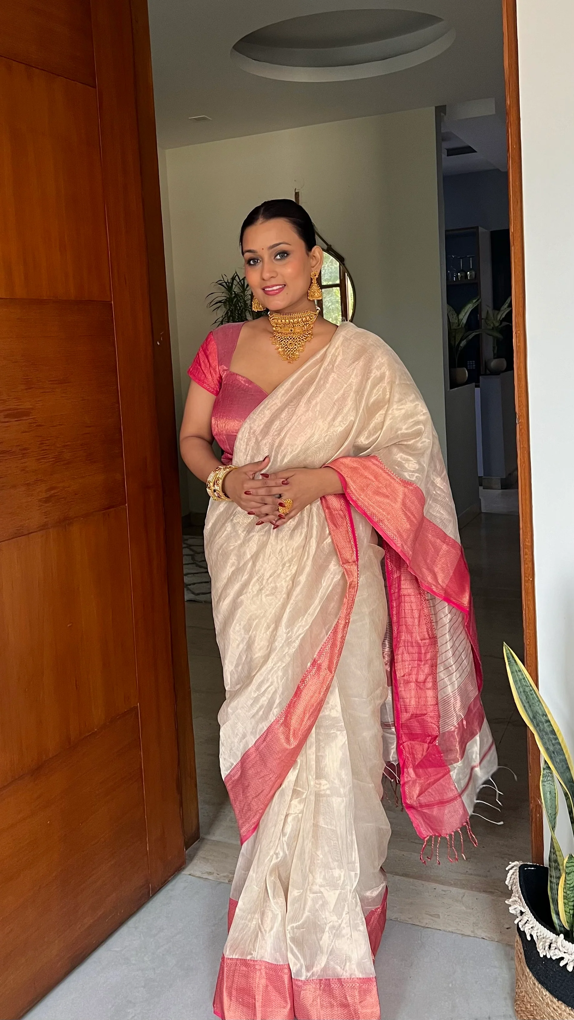 Champagne gold and pink maheshwari tissue silk saree - Image 15