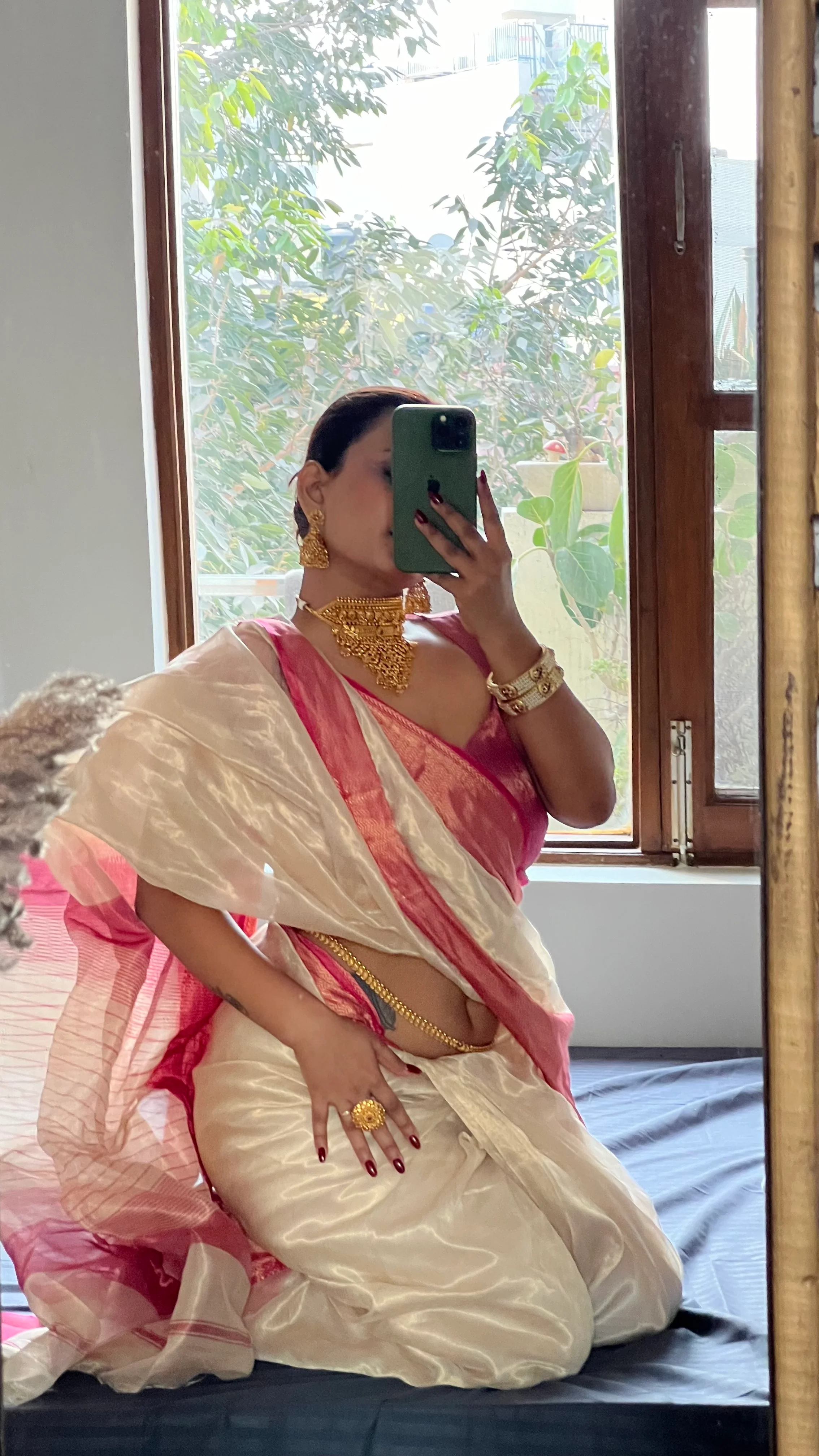 Champagne gold and pink maheshwari tissue silk saree - Image 6