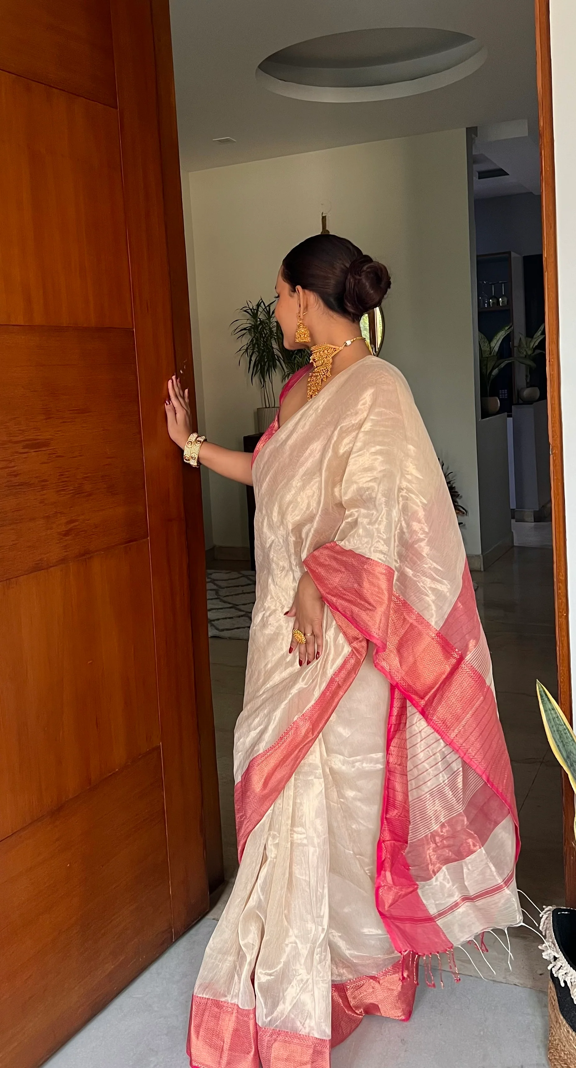 Champagne gold and pink maheshwari tissue silk saree - Image 9