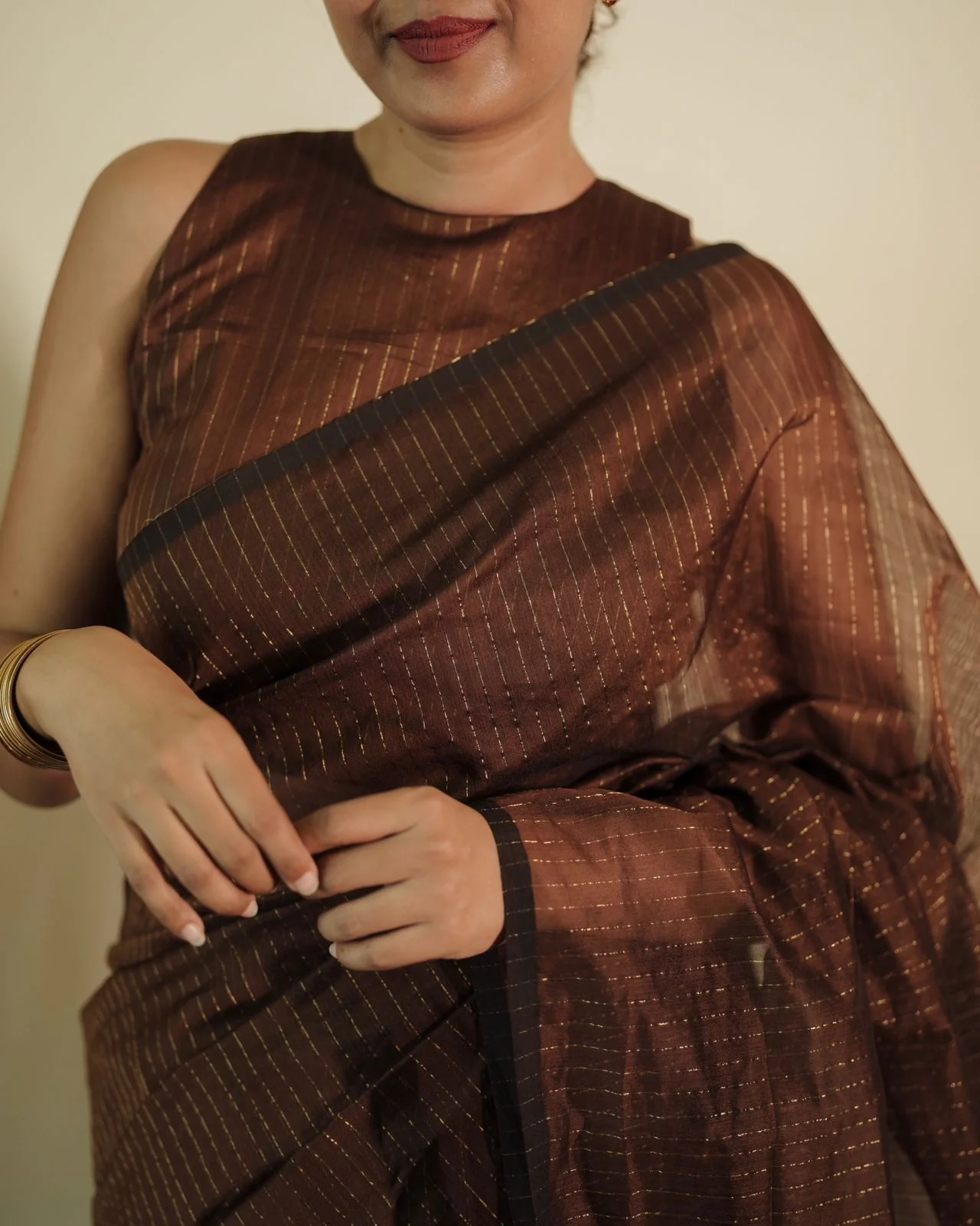 Chocolate brown Maheshwari saree with zari lines all over - Image 4