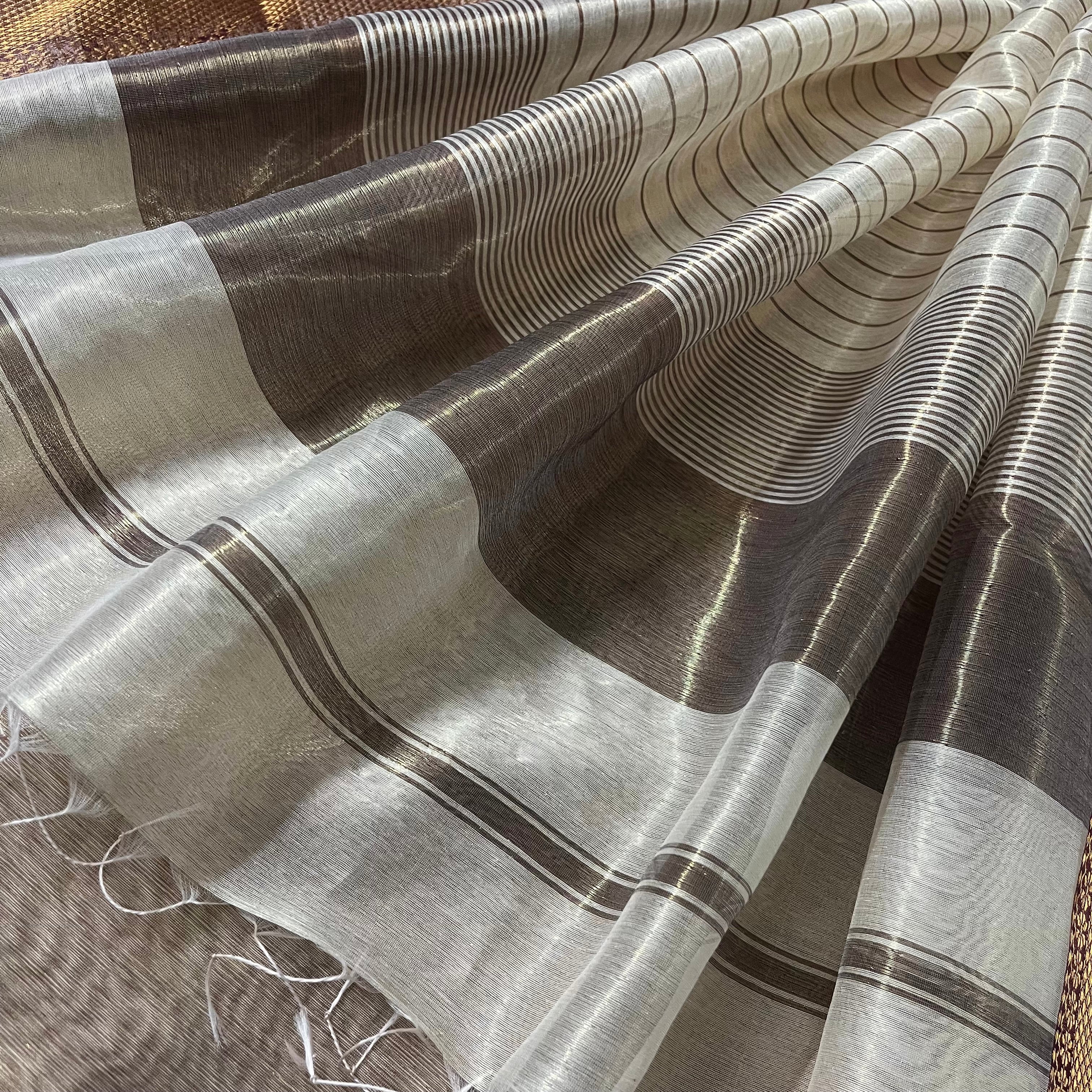Cream & Violet Maheshwari tissue silk saree with antique gold zari border - Image 15