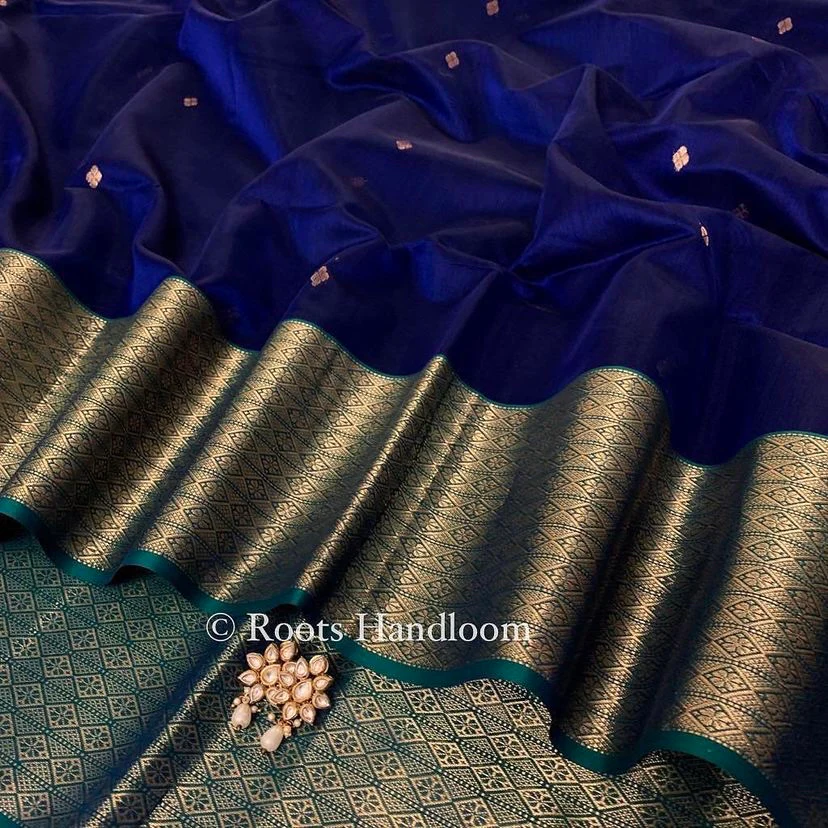 Dark blue & green maheshwari saree with zari pattern on pallu - Image 12