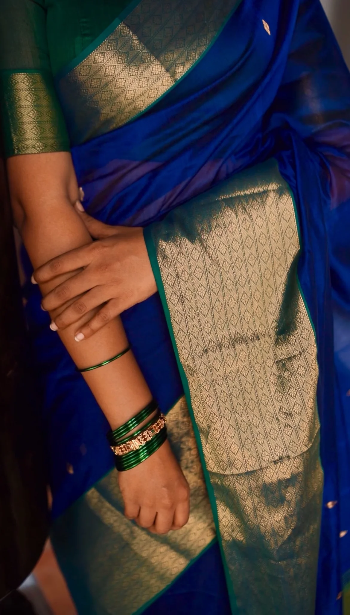 Dark blue & green maheshwari saree with zari pattern on pallu - Image 6