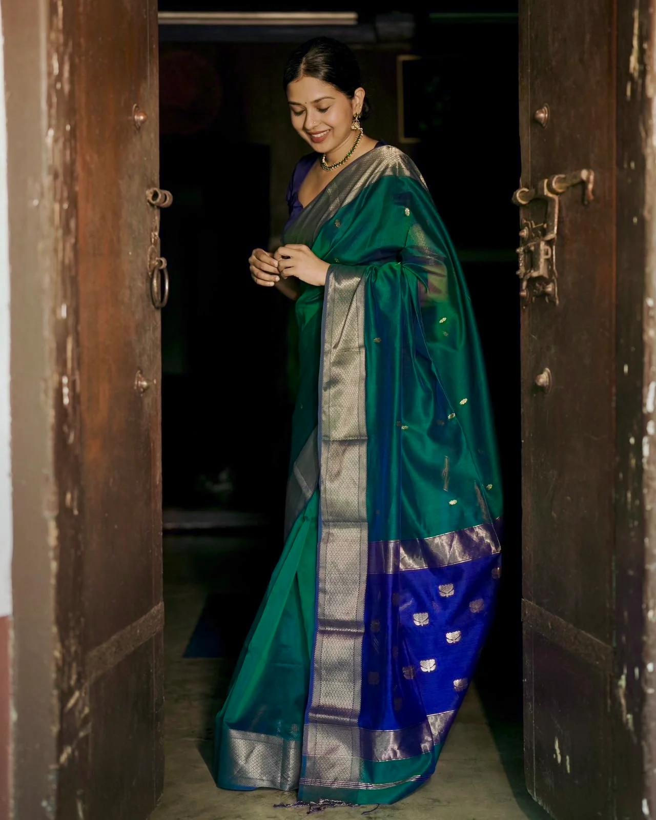 Dark Green and blue maheshwari dual tone saree with flower bootis all over - Image 10