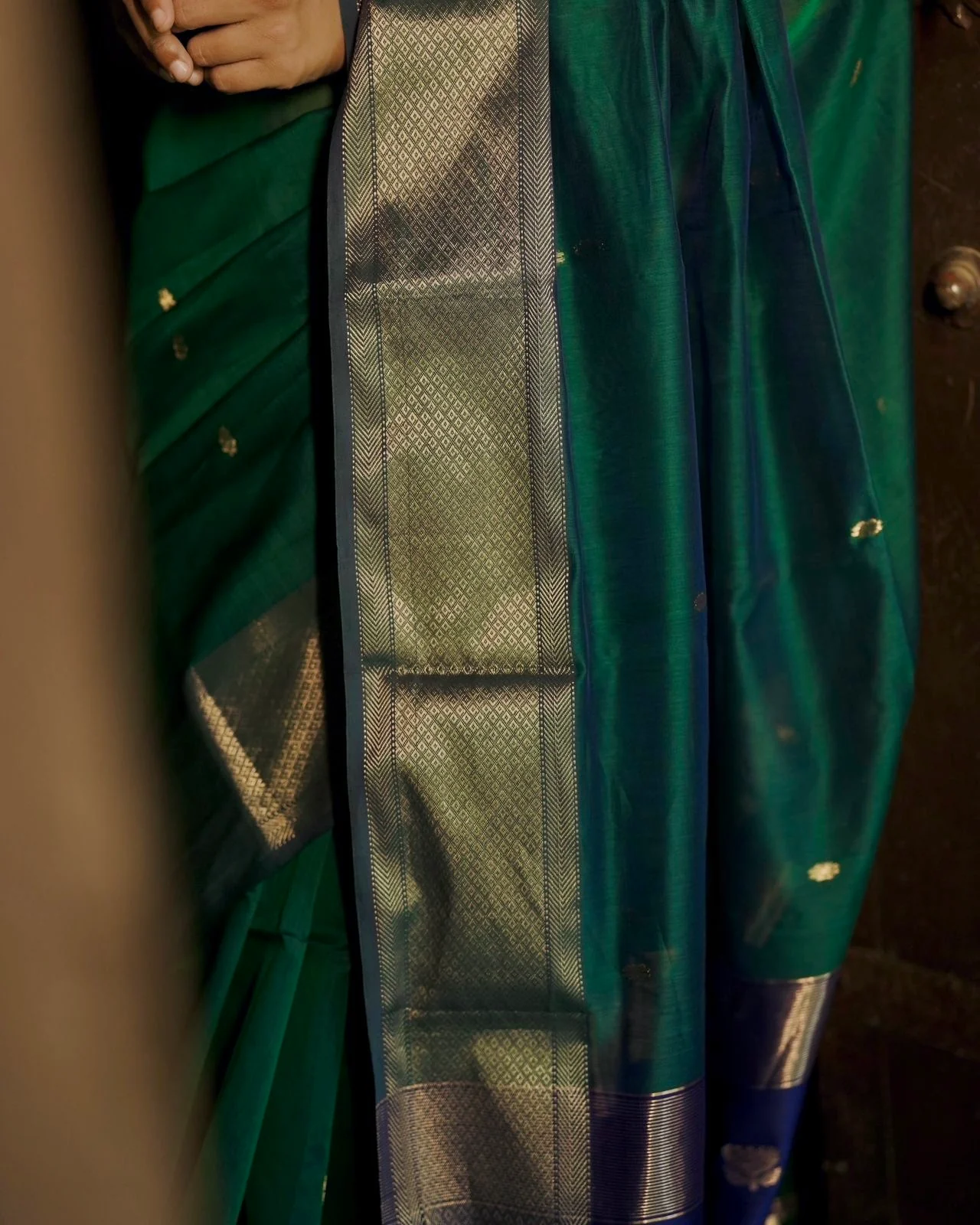 Dark Green and blue maheshwari dual tone saree with flower bootis all over - Image 11