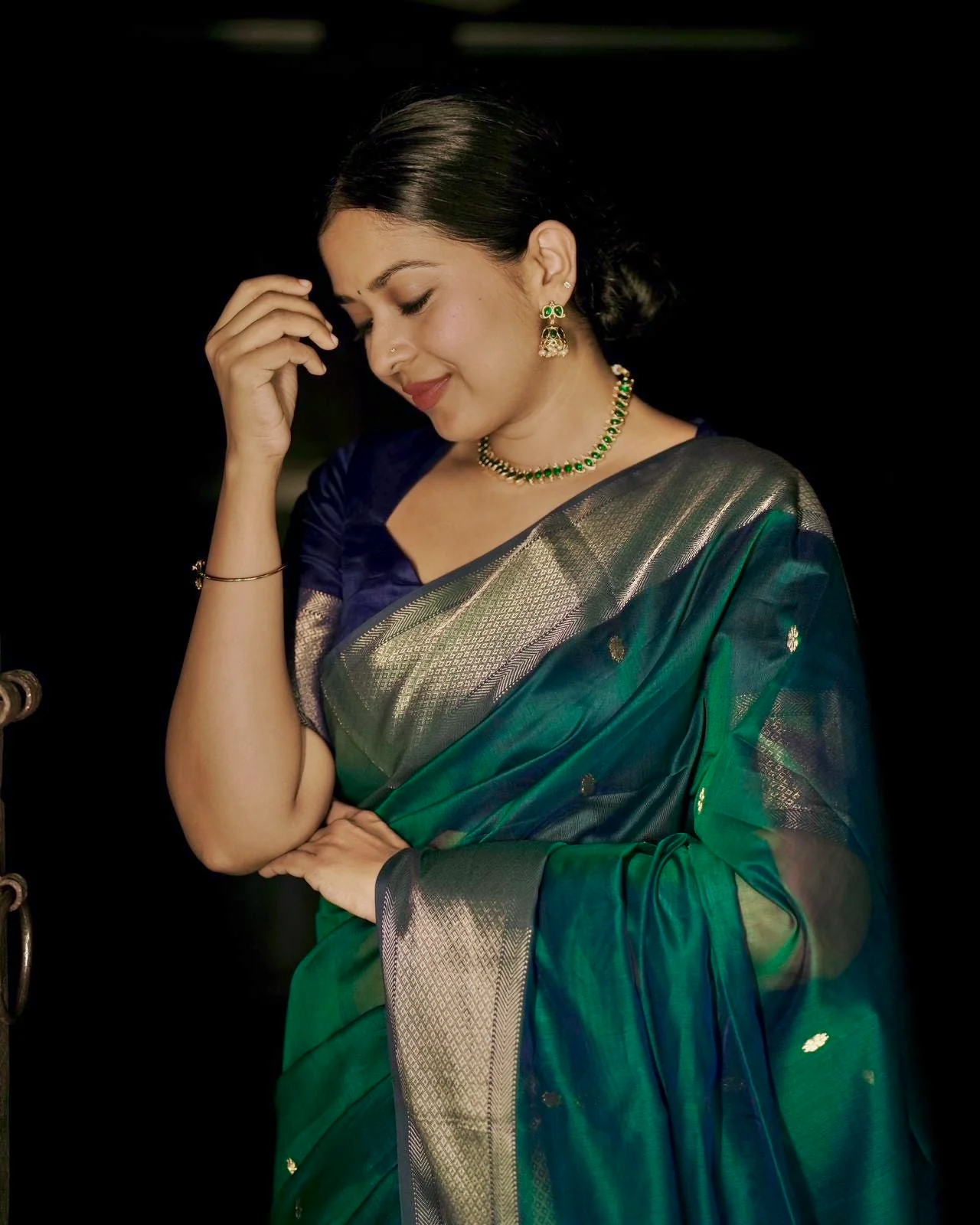 Dark Green and blue maheshwari dual tone saree with flower bootis all over - Image 12