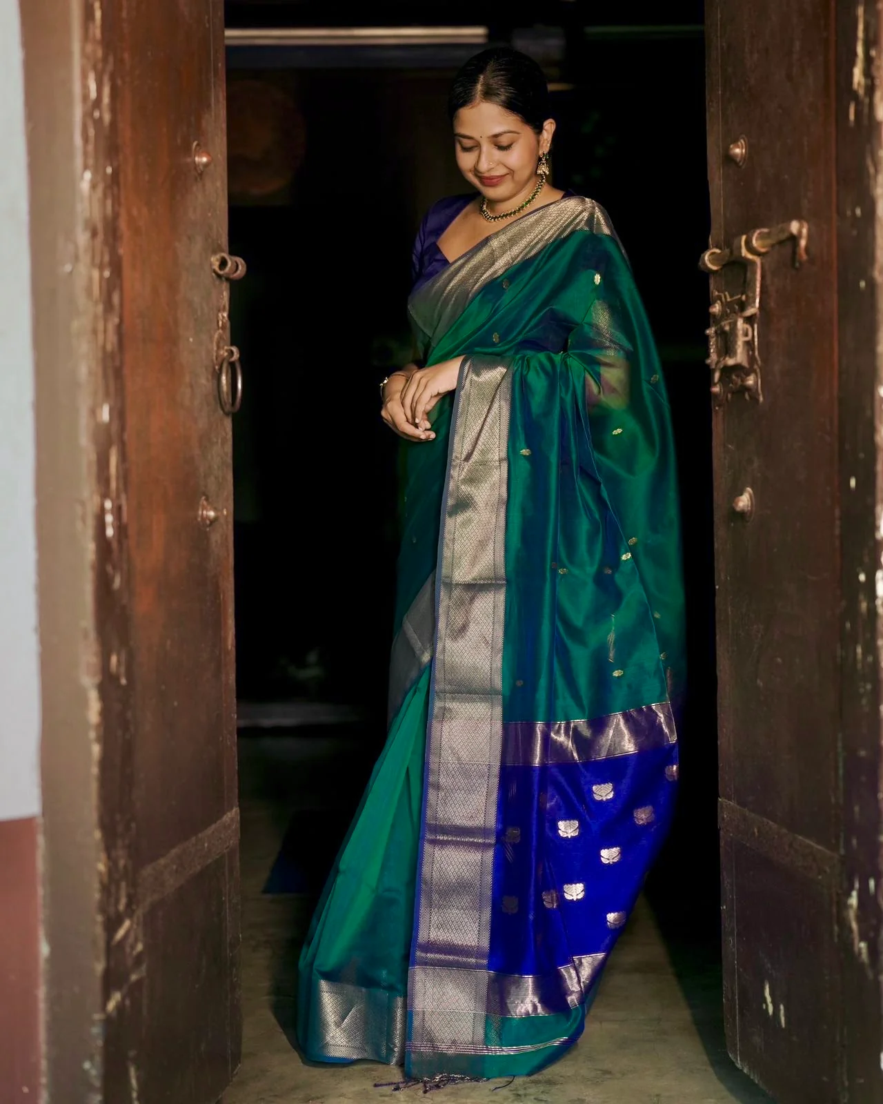 Dark Green and blue maheshwari dual tone saree with flower bootis all over - Image 2