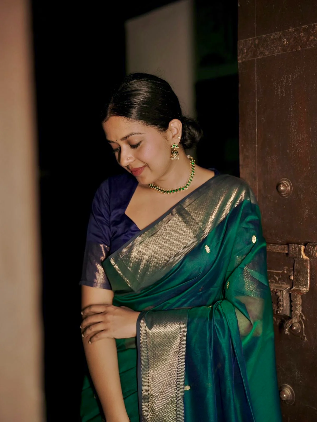 Dark Green and blue maheshwari dual tone saree with flower bootis all over - Image 3