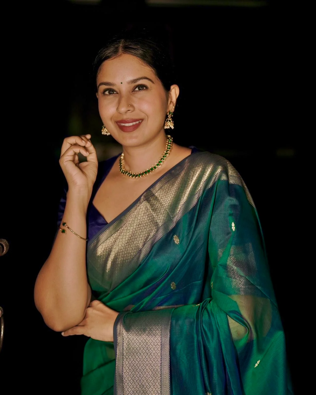 Dark Green and blue maheshwari dual tone saree with flower bootis all over - Image 4
