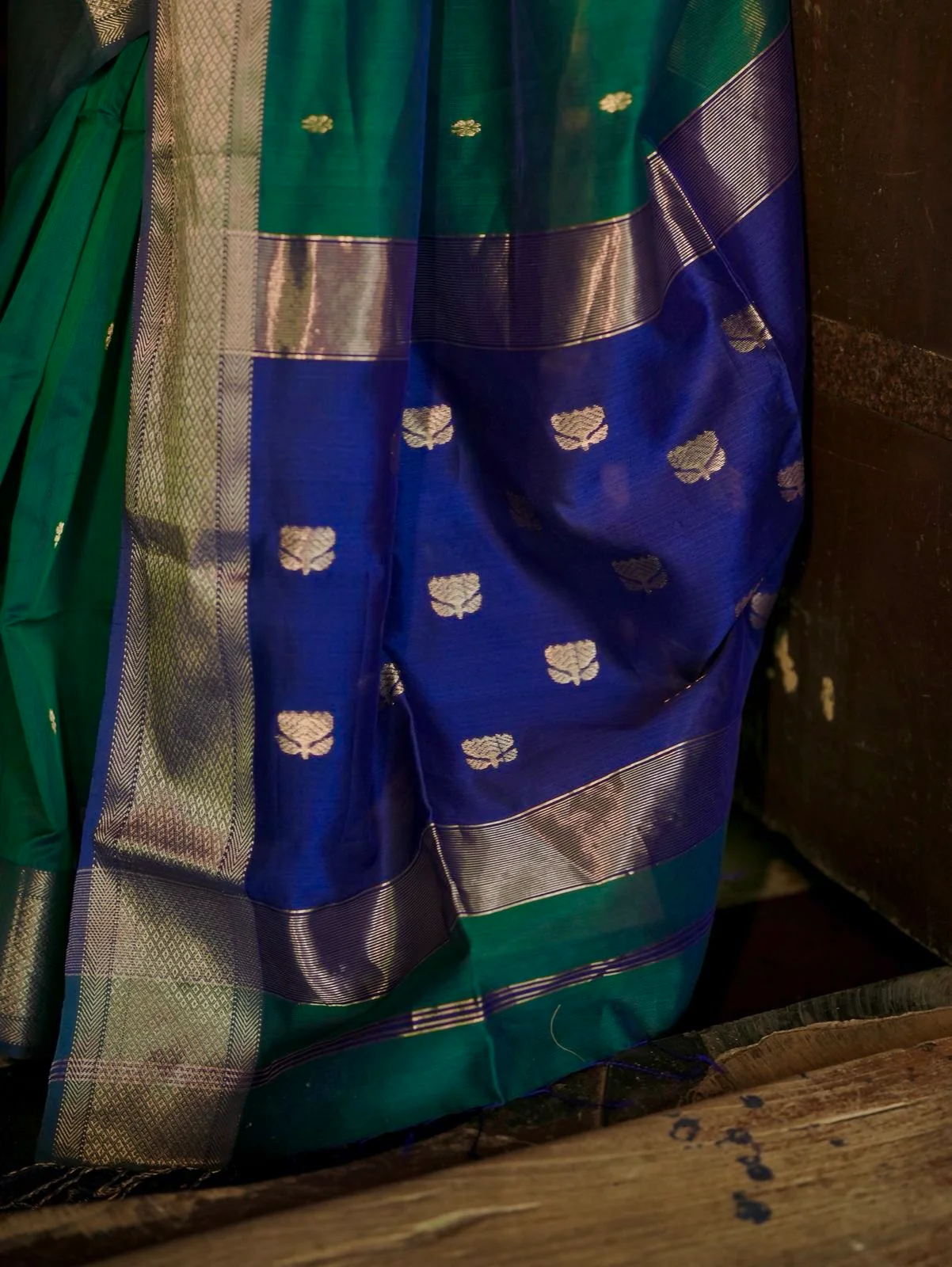 Dark Green and blue maheshwari dual tone saree with flower bootis all over - Image 5